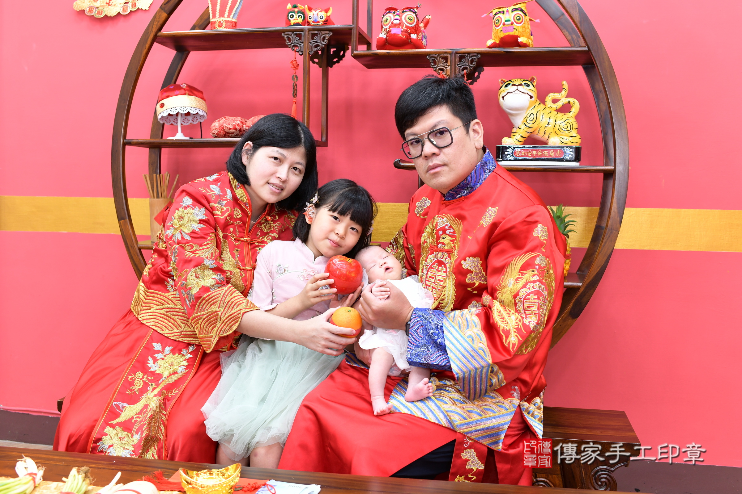 晴晴寶寶剃頭，成人與小孩古裝禮服照。地點：傳家「新北店」古禮會場，照片4