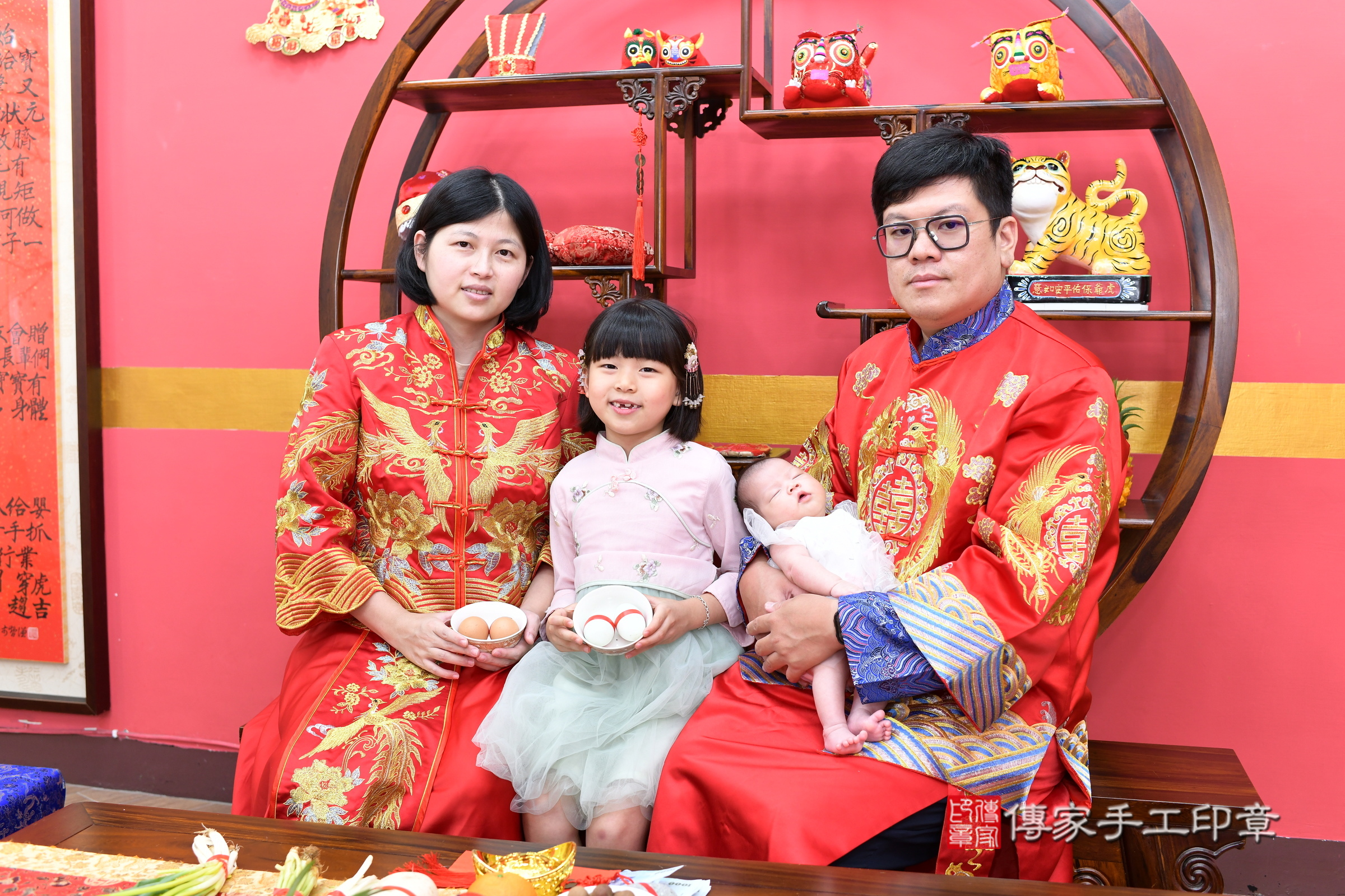 晴晴寶寶剃頭，成人與小孩古裝禮服照。地點：傳家「新北店」古禮會場，照片2