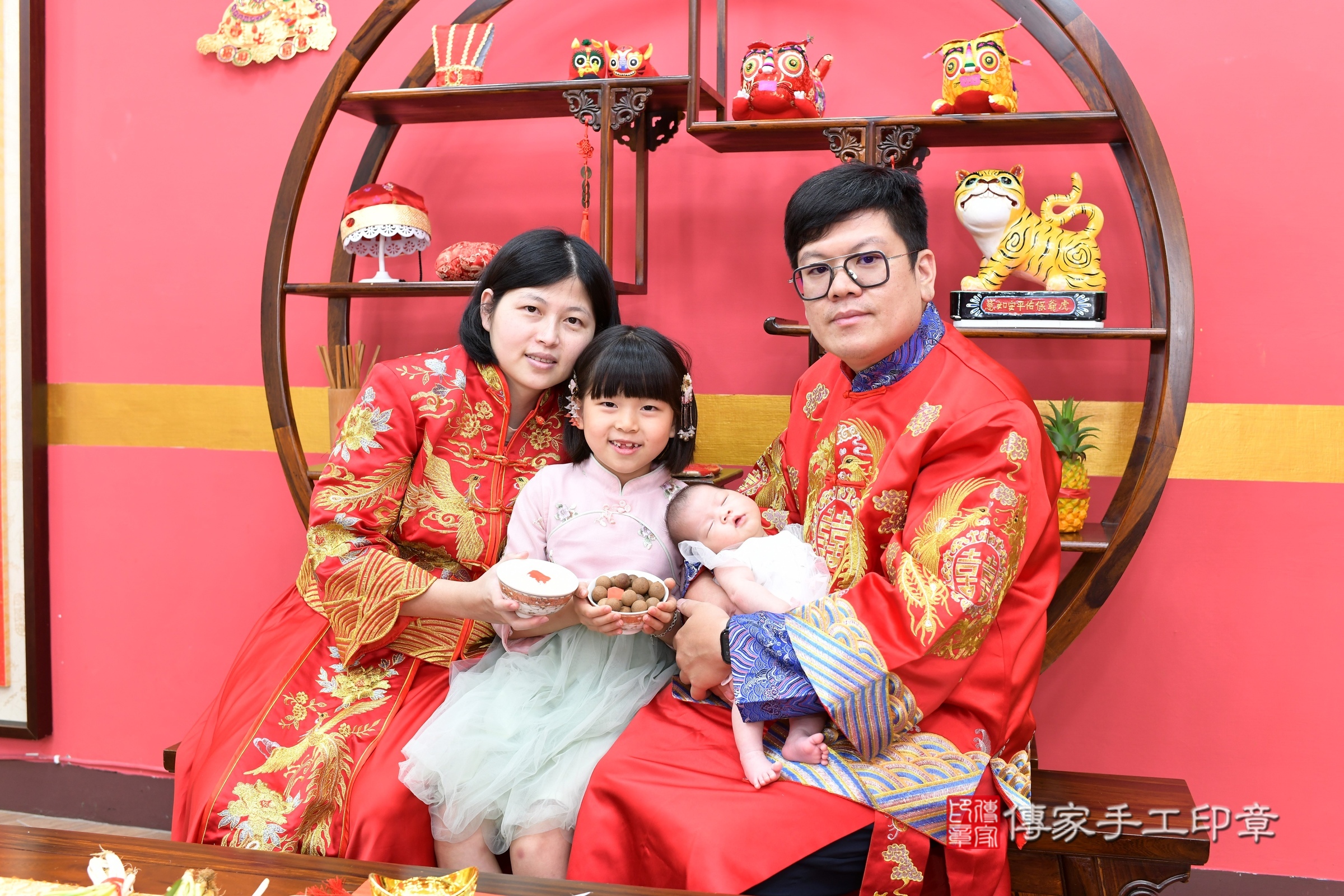 晴晴寶寶剃頭，成人與小孩古裝禮服照。地點：傳家「新北店」古禮會場，照片3