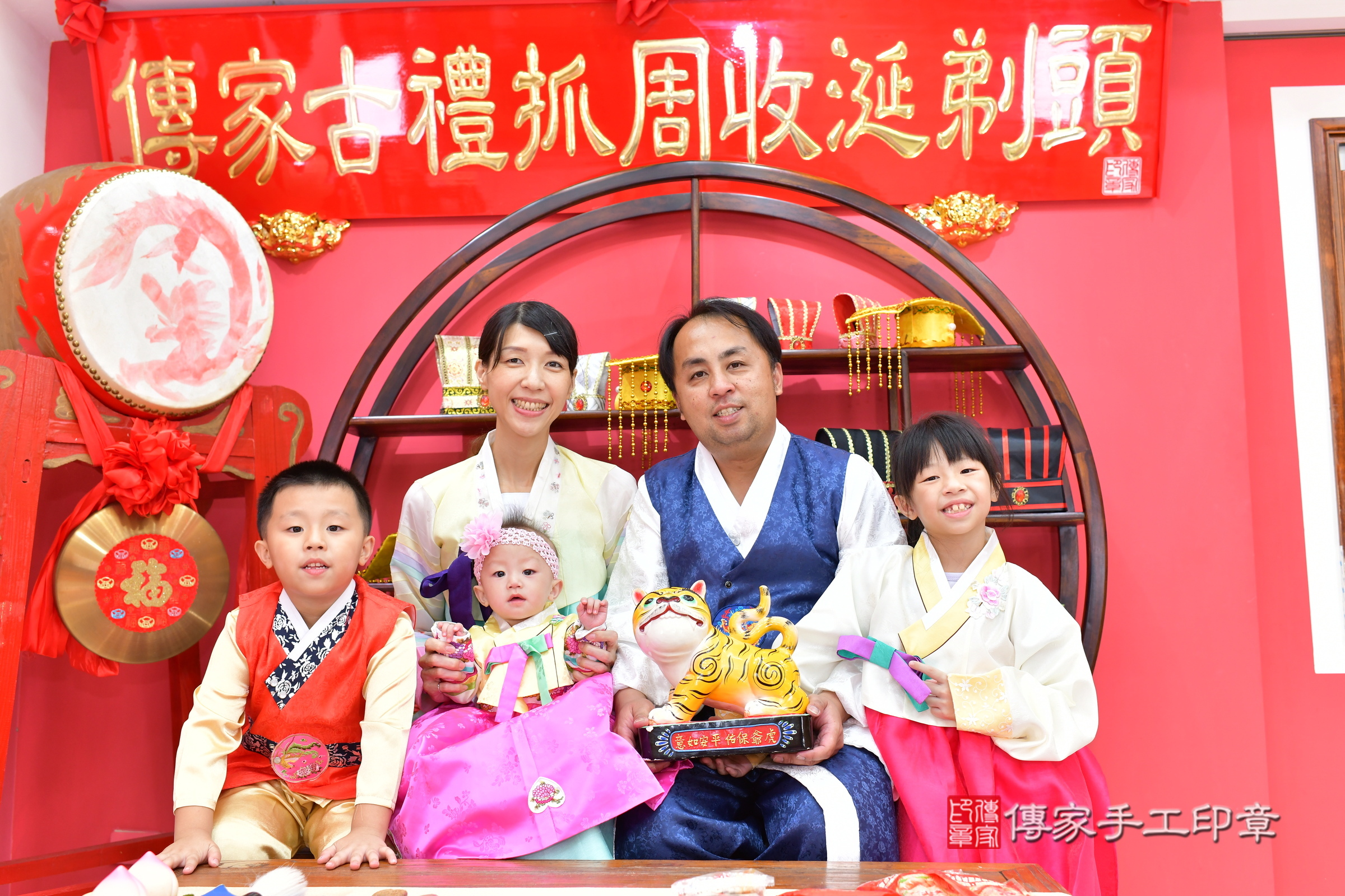 溱溱寶寶抓周，成人與小孩古裝禮服照。地點：傳家「台中店」古禮會場，照片2