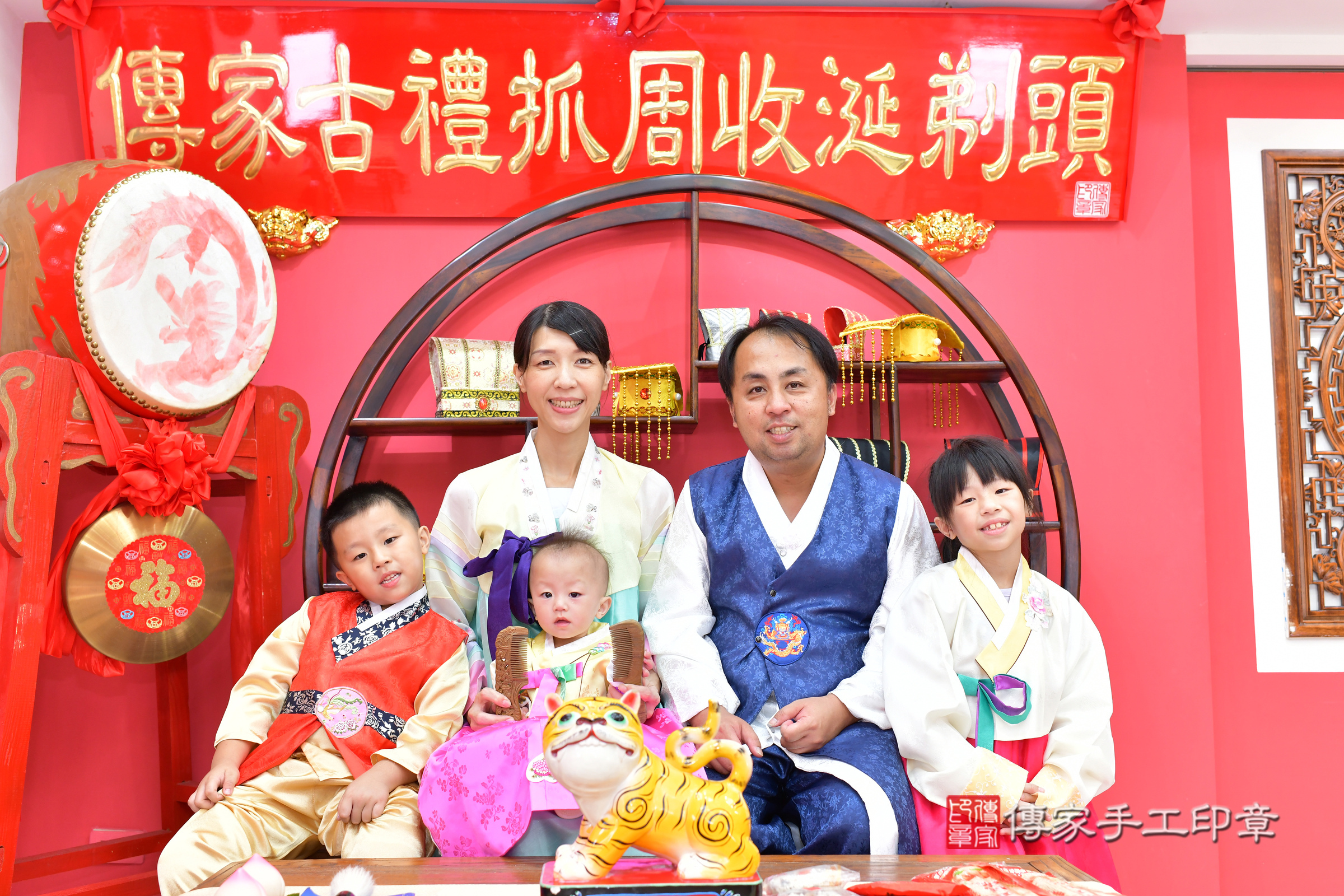 溱溱寶寶抓周，成人與小孩古裝禮服照。地點：傳家「台中店」古禮會場，照片3