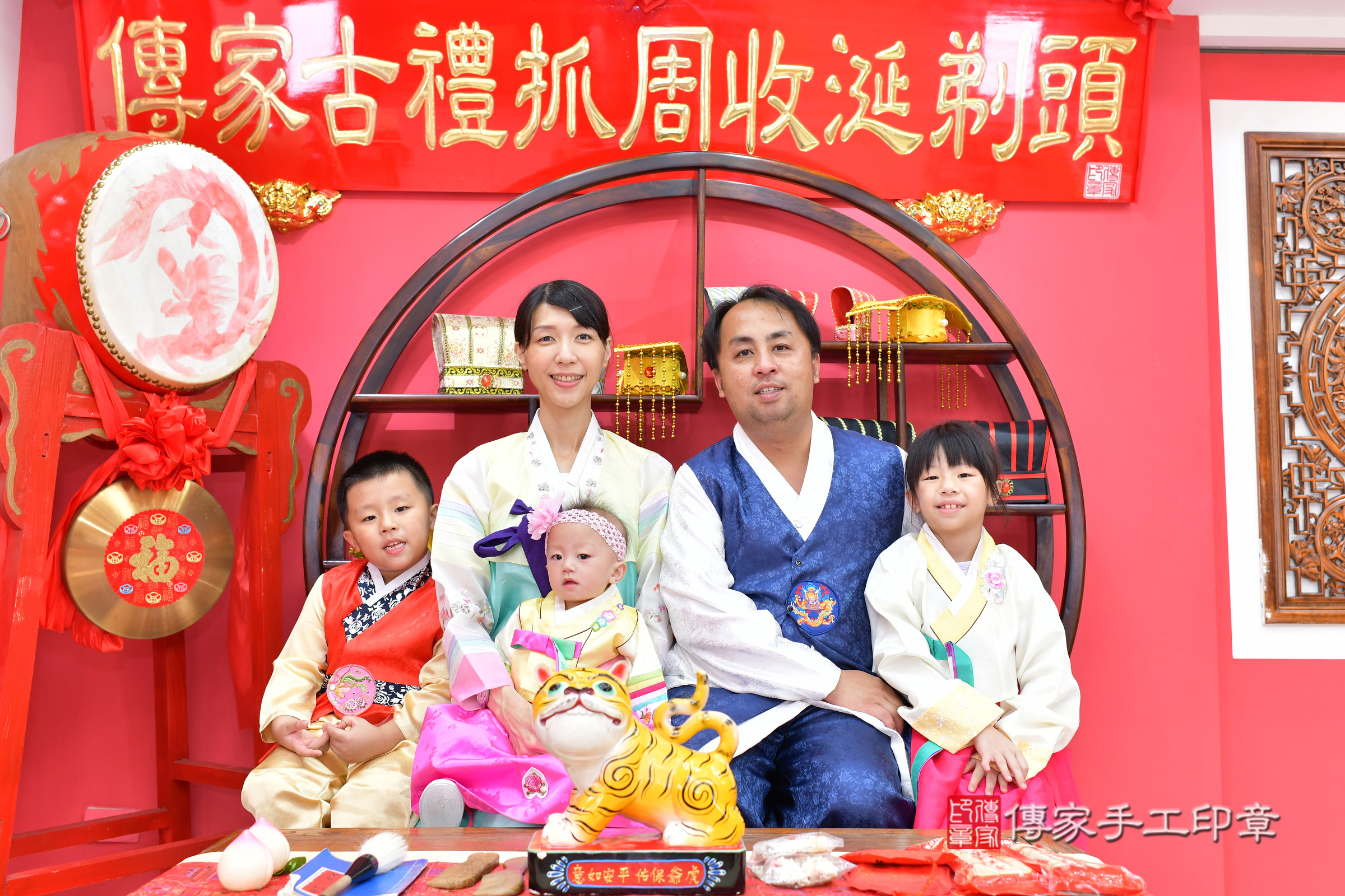 溱溱寶寶抓周，成人與小孩古裝禮服照。地點：傳家「台中店」古禮會場，照片4