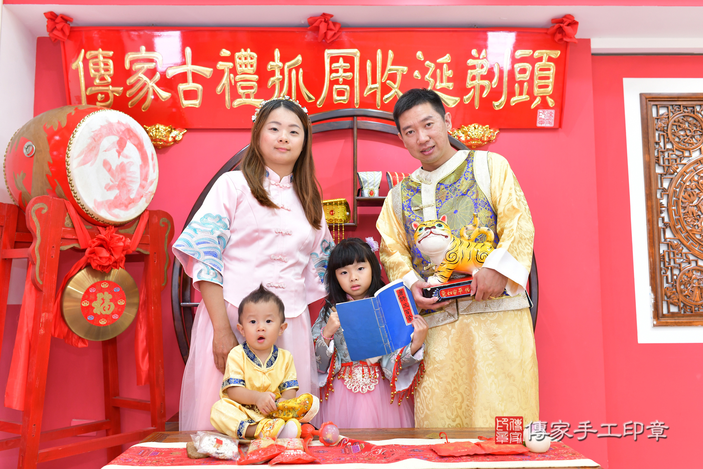 睿睿寶寶抓周，成人與小孩古裝禮服照。地點：傳家「台中店」古禮會場，照片3