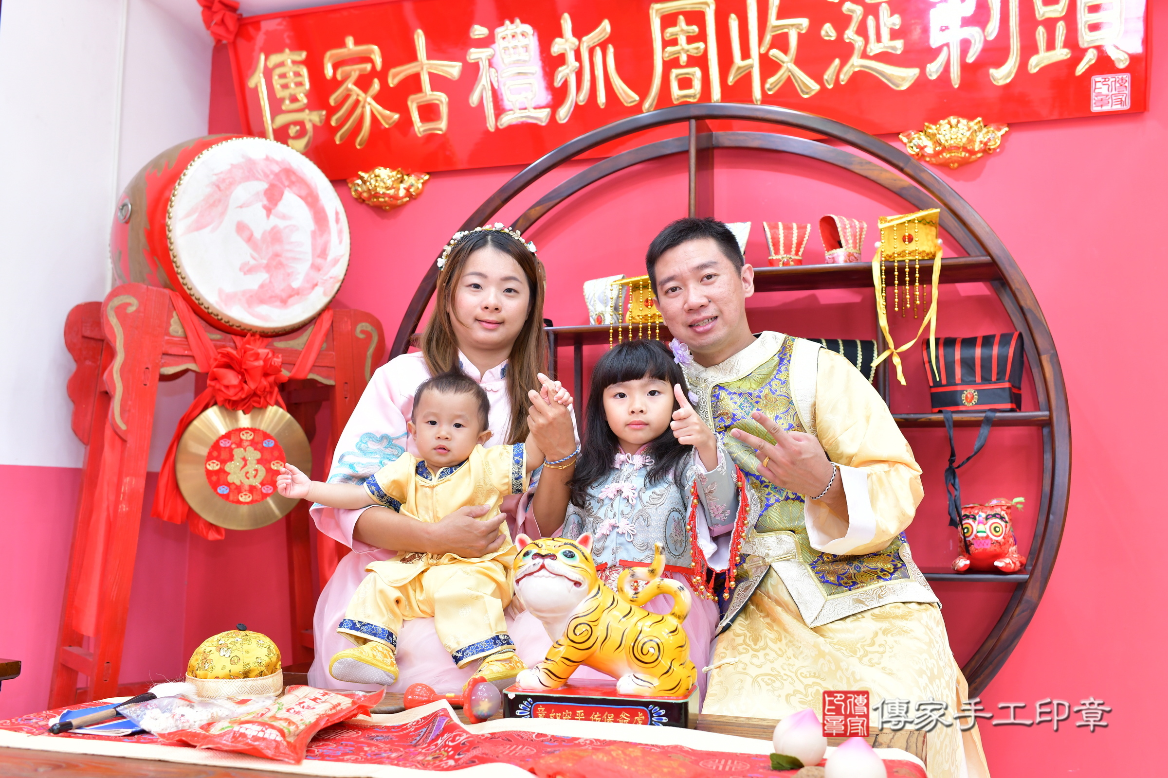 睿睿寶寶抓周，成人與小孩古裝禮服照。地點：傳家「台中店」古禮會場，照片2