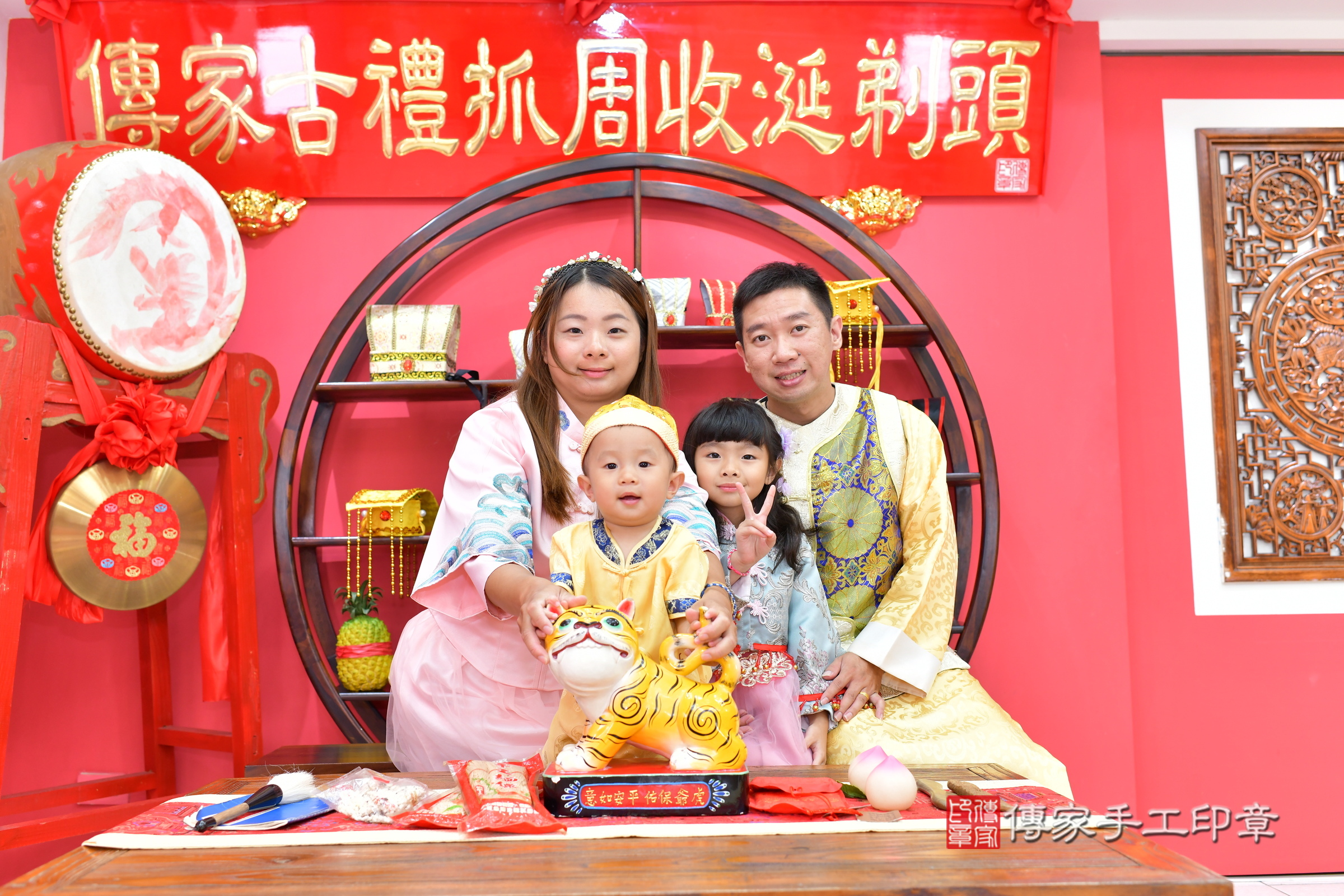 睿睿寶寶抓周，成人與小孩古裝禮服照。地點：傳家「台中店」古禮會場，照片1
