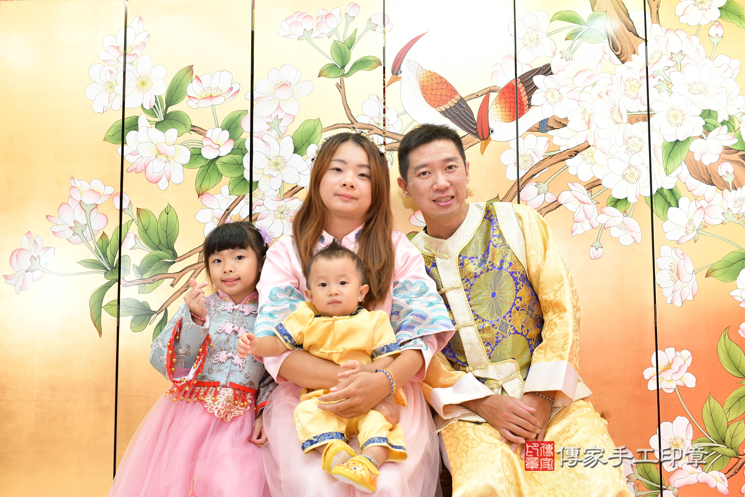 睿睿寶寶抓周，成人與小孩古裝禮服照。地點：傳家「台中店」古禮會場，照片4