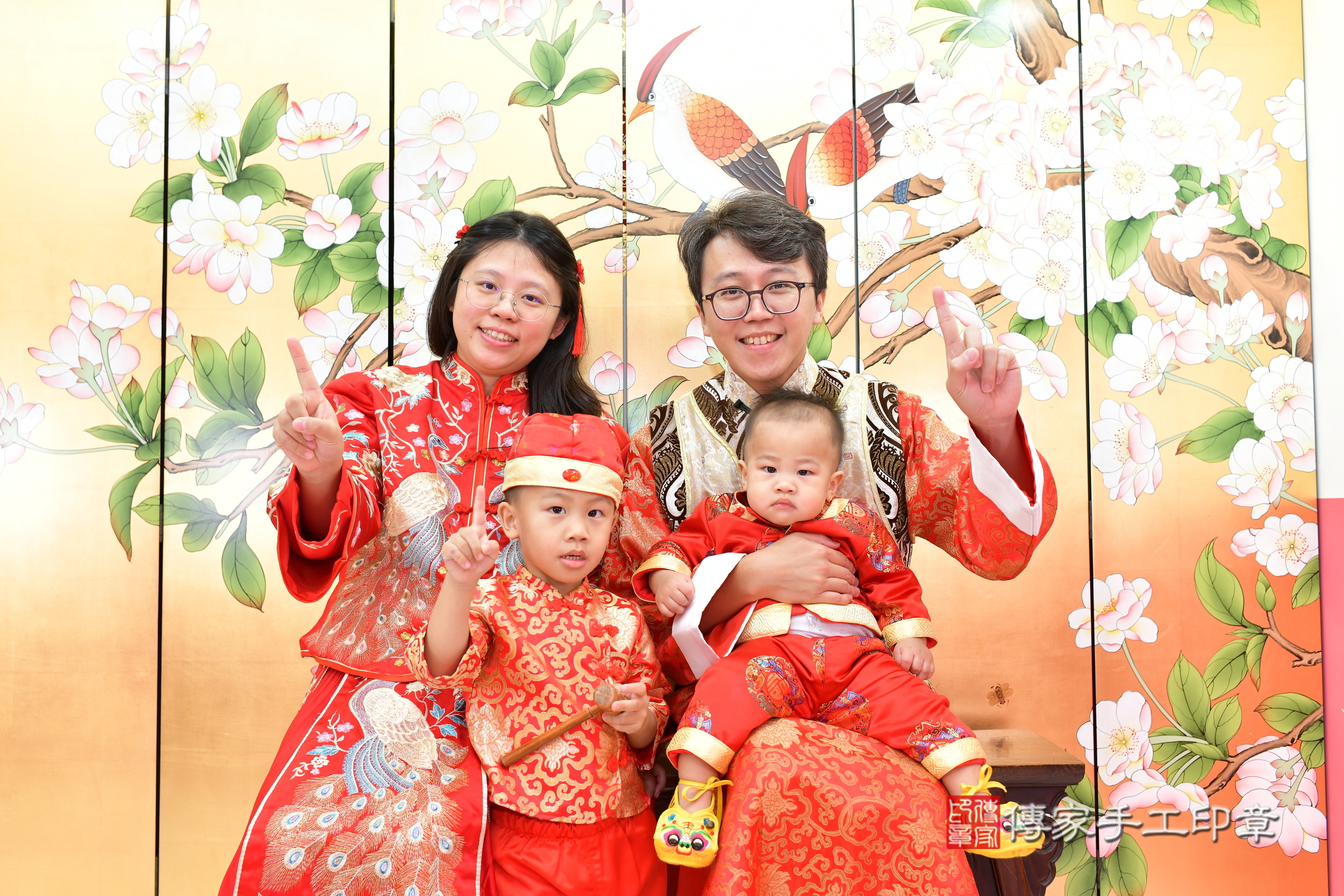 小慈寶寶抓周，成人與小孩古裝禮服照。地點：傳家「台中店」古禮會場，照片1