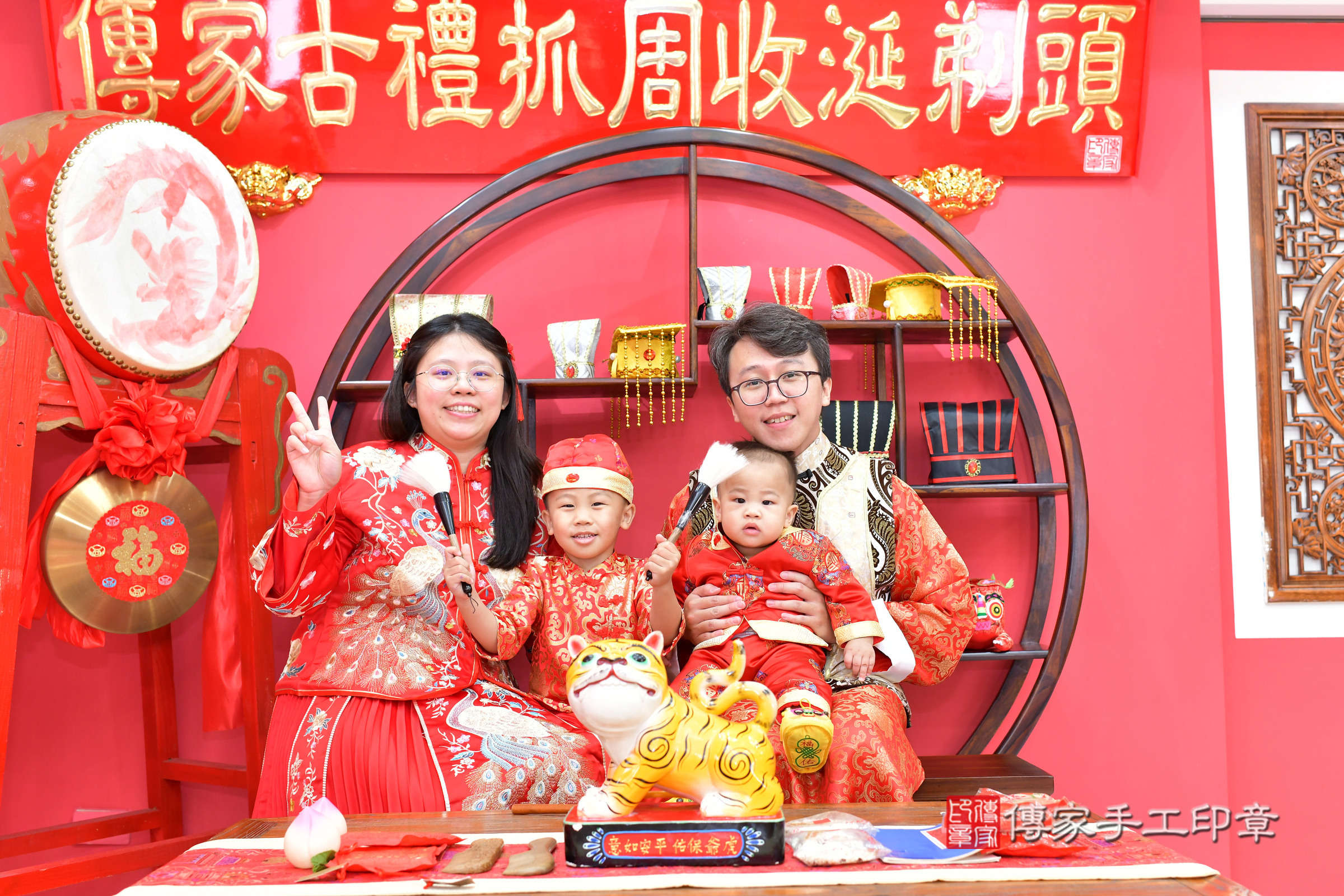 小慈寶寶抓周，成人與小孩古裝禮服照。地點：傳家「台中店」古禮會場，照片3