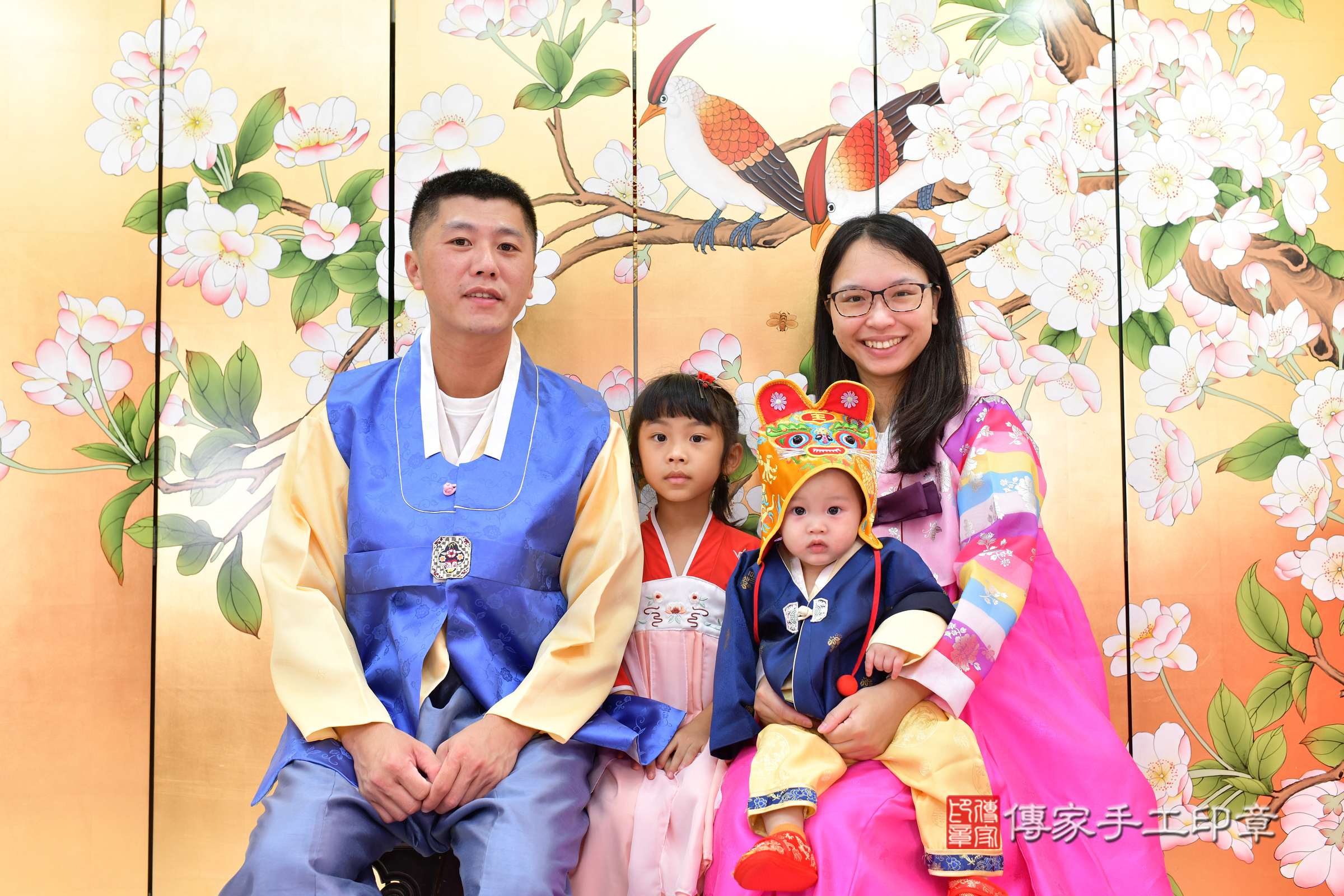 小昊寶寶抓周，成人與小孩古裝禮服照。地點：傳家「台中店」古禮會場，照片2