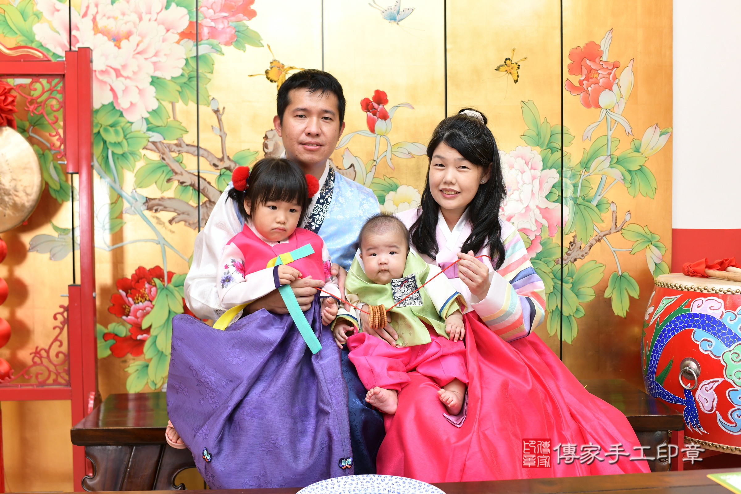 小然寶寶收涎，成人與小孩古裝禮服照。地點：傳家「台北店」古禮會場，照片4