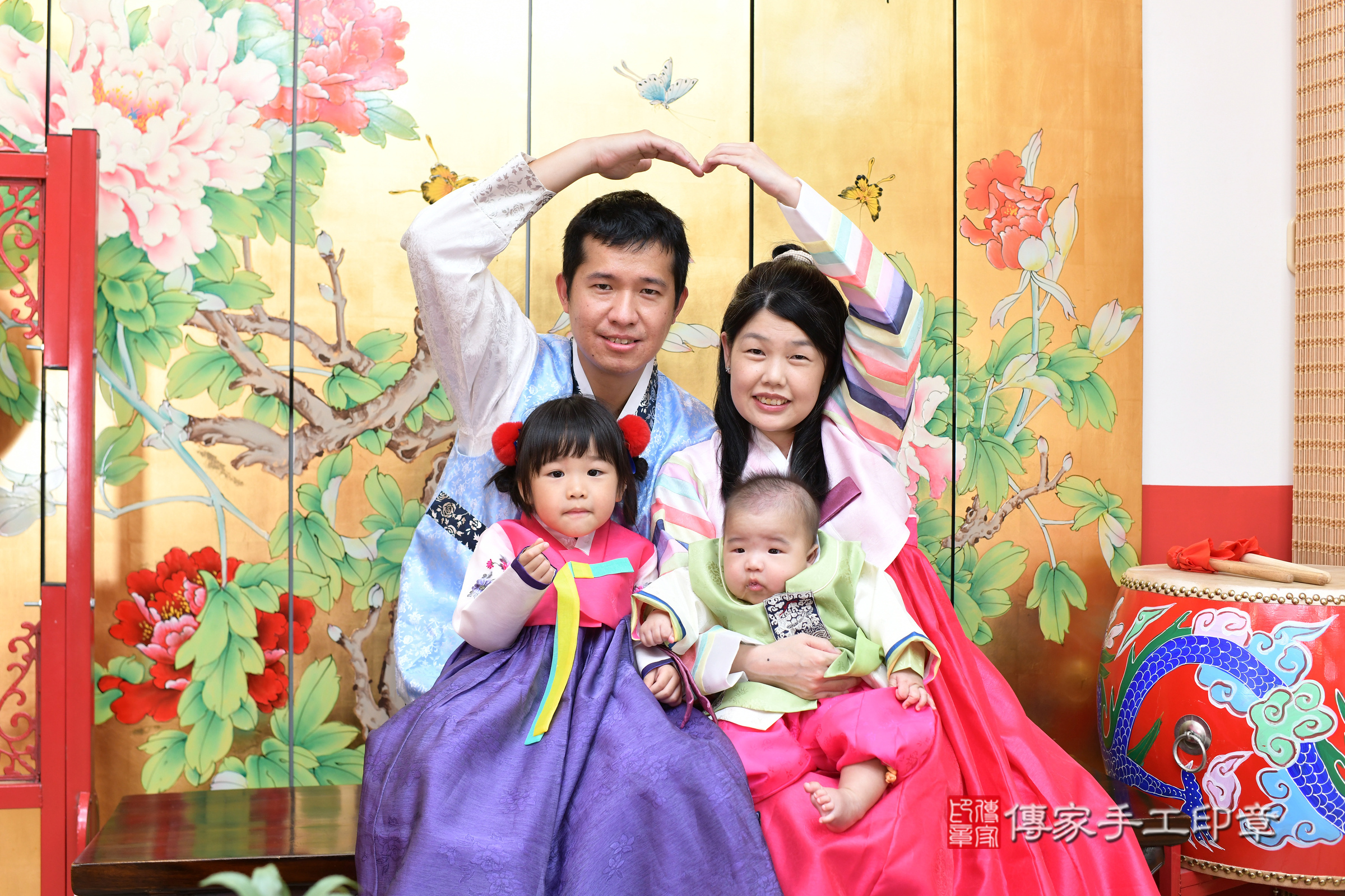 小然寶寶收涎，成人與小孩古裝禮服照。地點：傳家「台北店」古禮會場，照片2