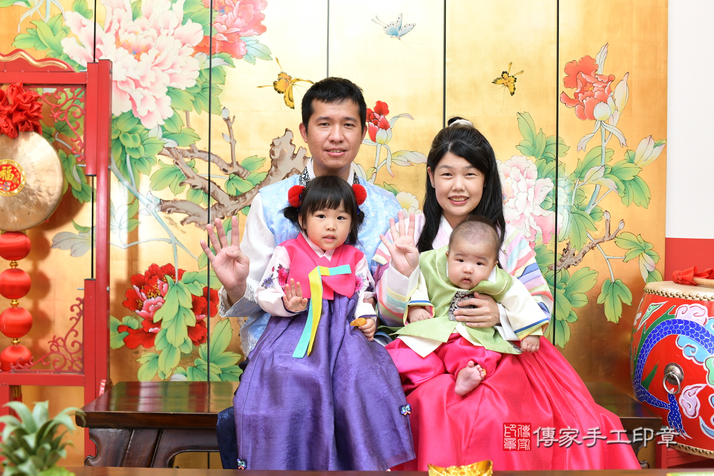 小然寶寶收涎，成人與小孩古裝禮服照。地點：傳家「台北店」古禮會場，照片3