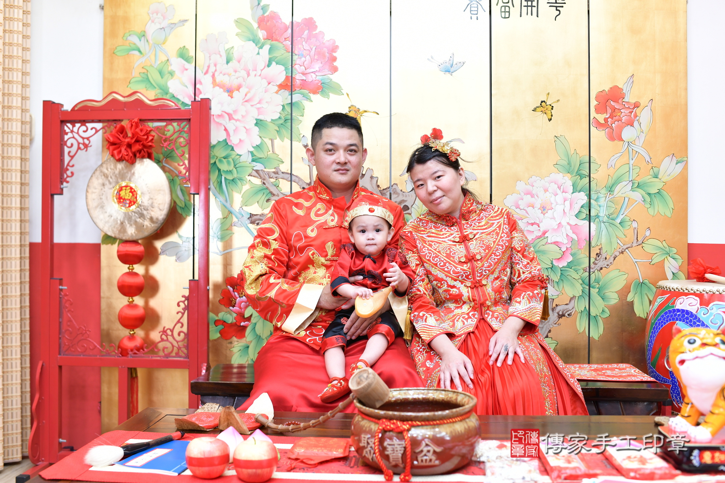 小森寶寶抓周，成人與小孩古裝禮服照。地點：傳家「台北店」古禮會場，照片1