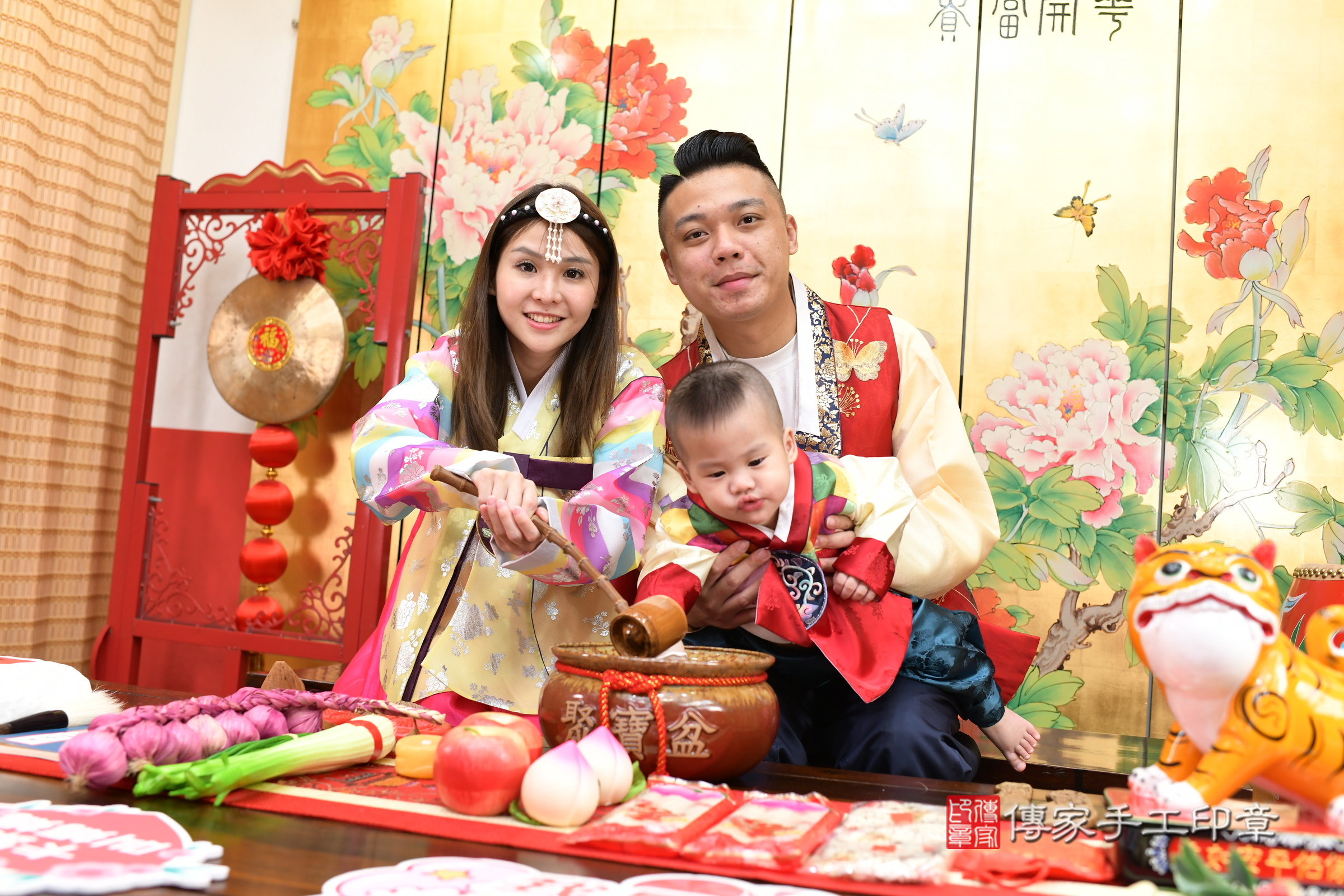 小宇寶寶抓周，成人與小孩古裝禮服照。地點：傳家「台北店」古禮會場，照片4