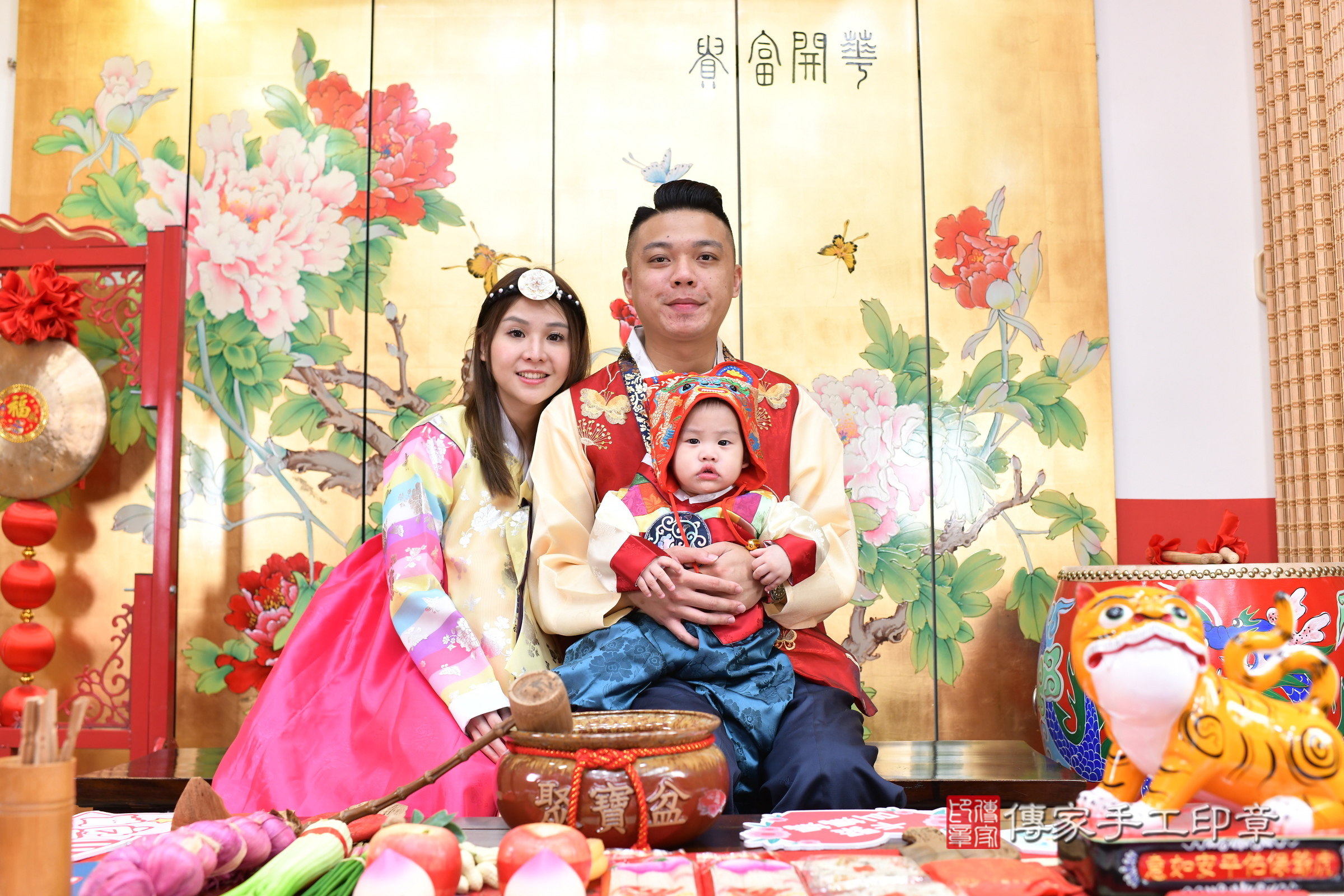 小宇寶寶抓周，成人與小孩古裝禮服照。地點：傳家「台北店」古禮會場，照片1