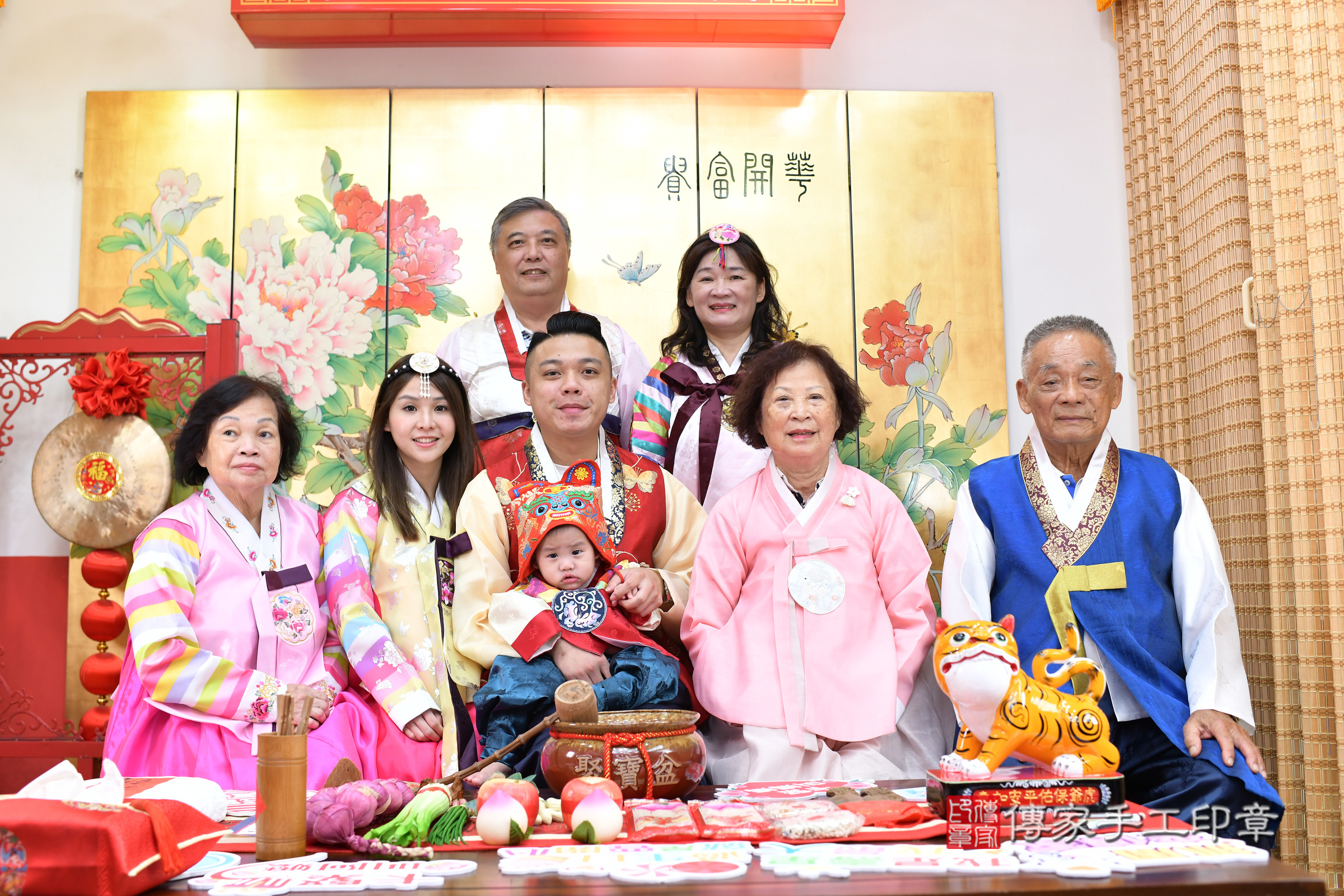 小宇寶寶抓周，成人與小孩古裝禮服照。地點：傳家「台北店」古禮會場，照片3