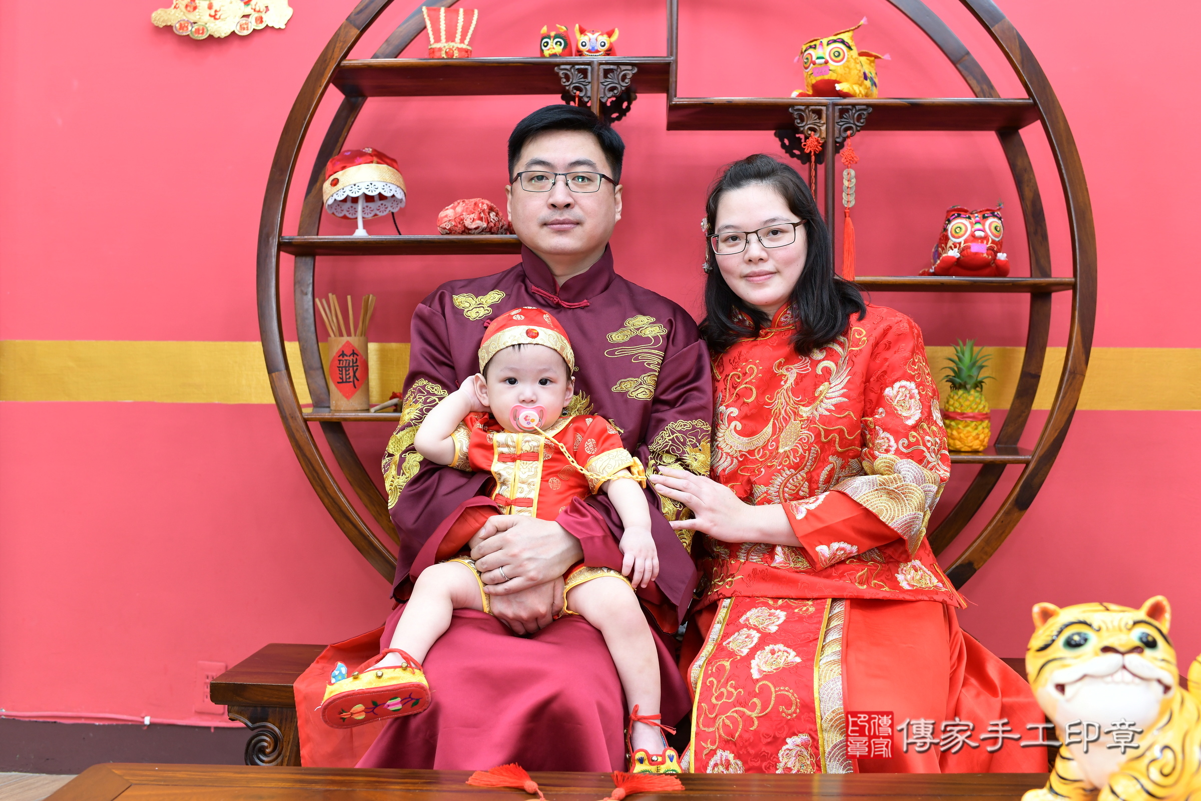 小喬寶寶抓周，成人與小孩古裝禮服照。地點：傳家「新北店」古禮會場，照片1