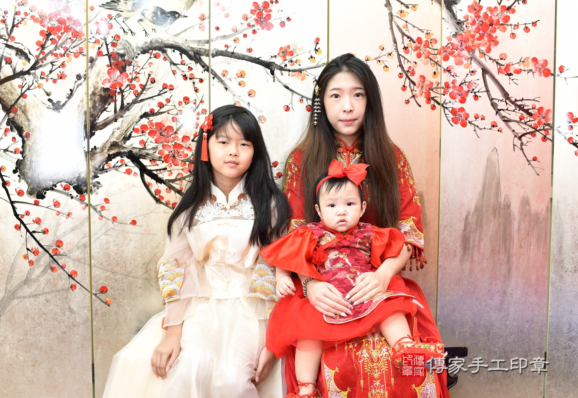 思思寶寶抓周，成人與小孩古裝禮服照。地點：傳家「新北店」古禮會場，照片1