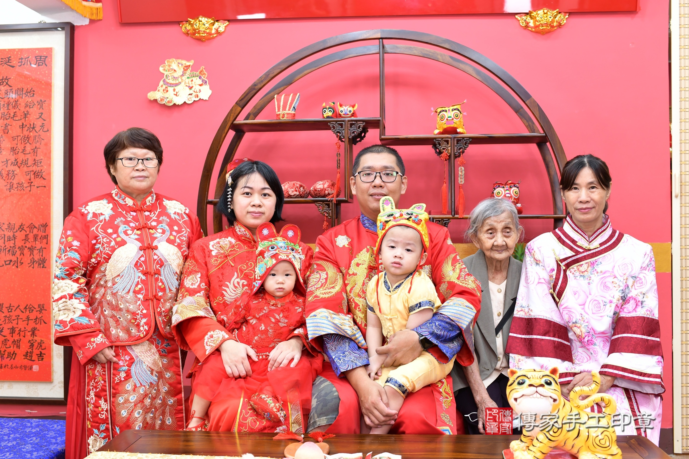 小芸寶寶抓周，成人與小孩古裝禮服照。地點：傳家「新北店」古禮會場，照片2
