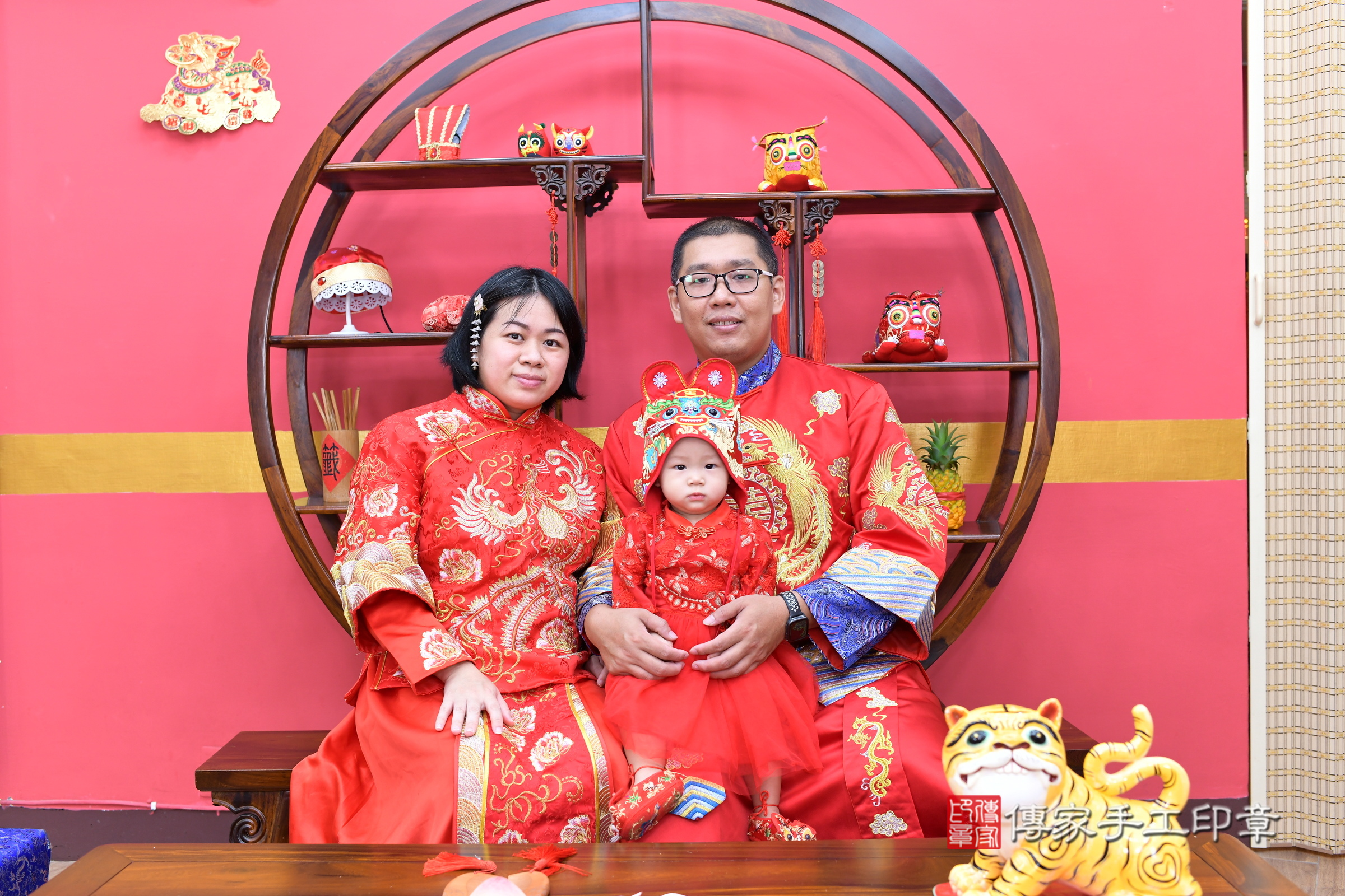 小芸寶寶抓周，成人與小孩古裝禮服照。地點：傳家「新北店」古禮會場，照片1