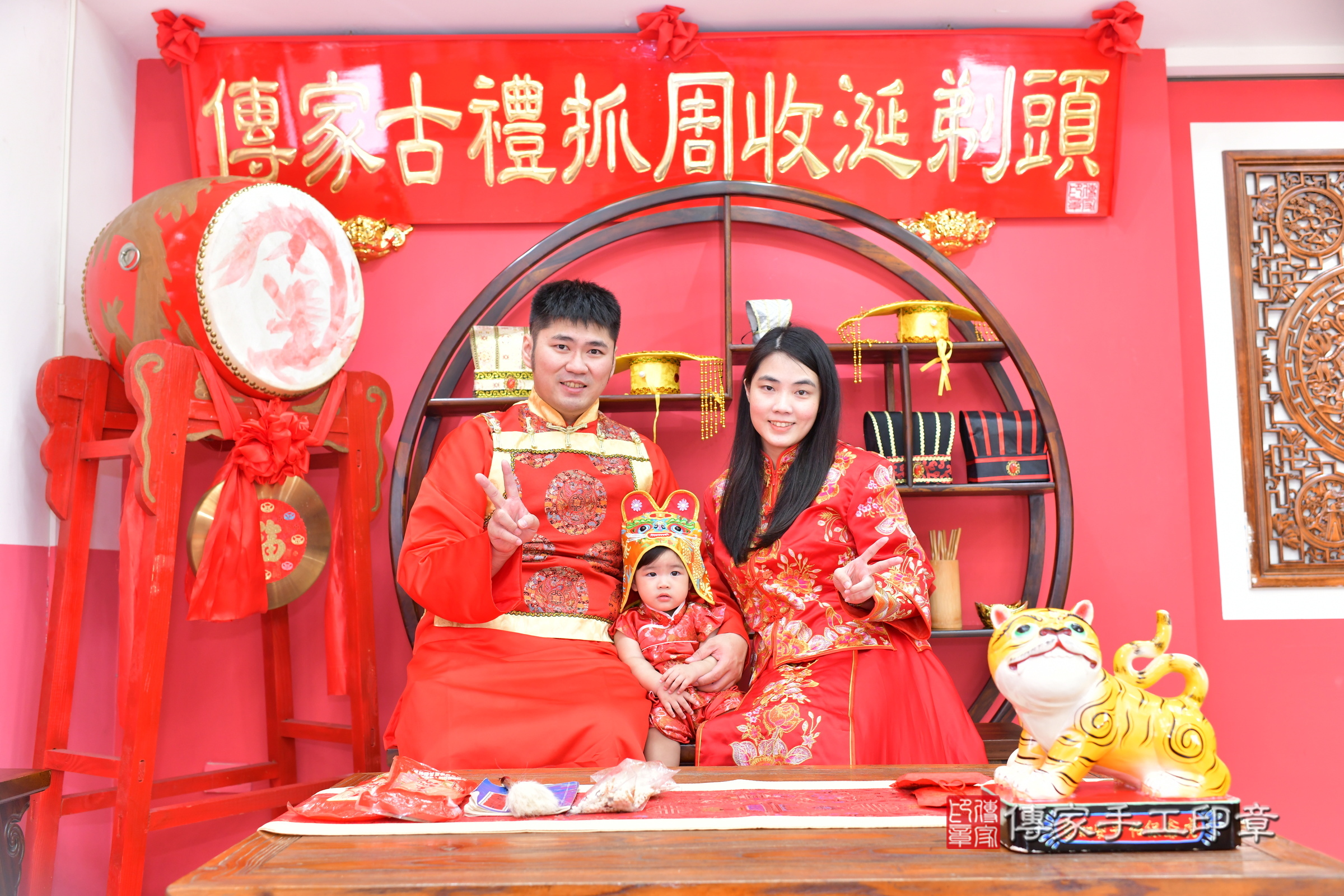 寧寧寶寶抓周，成人與小孩古裝禮服照。地點：傳家「台中店」古禮會場，照片1