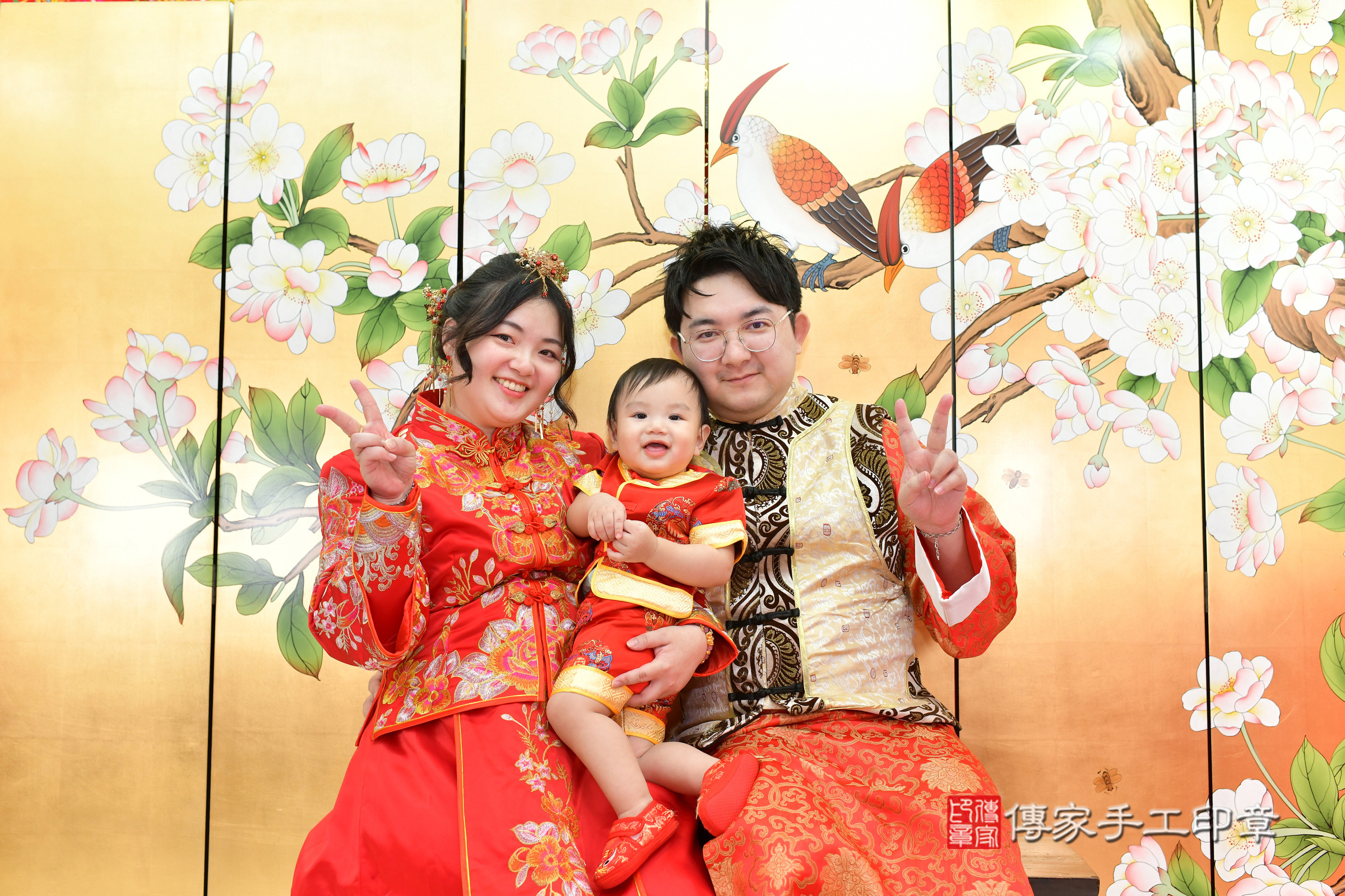 桓桓寶寶抓周，成人與小孩古裝禮服照。地點：傳家「台中店」古禮會場，照片1