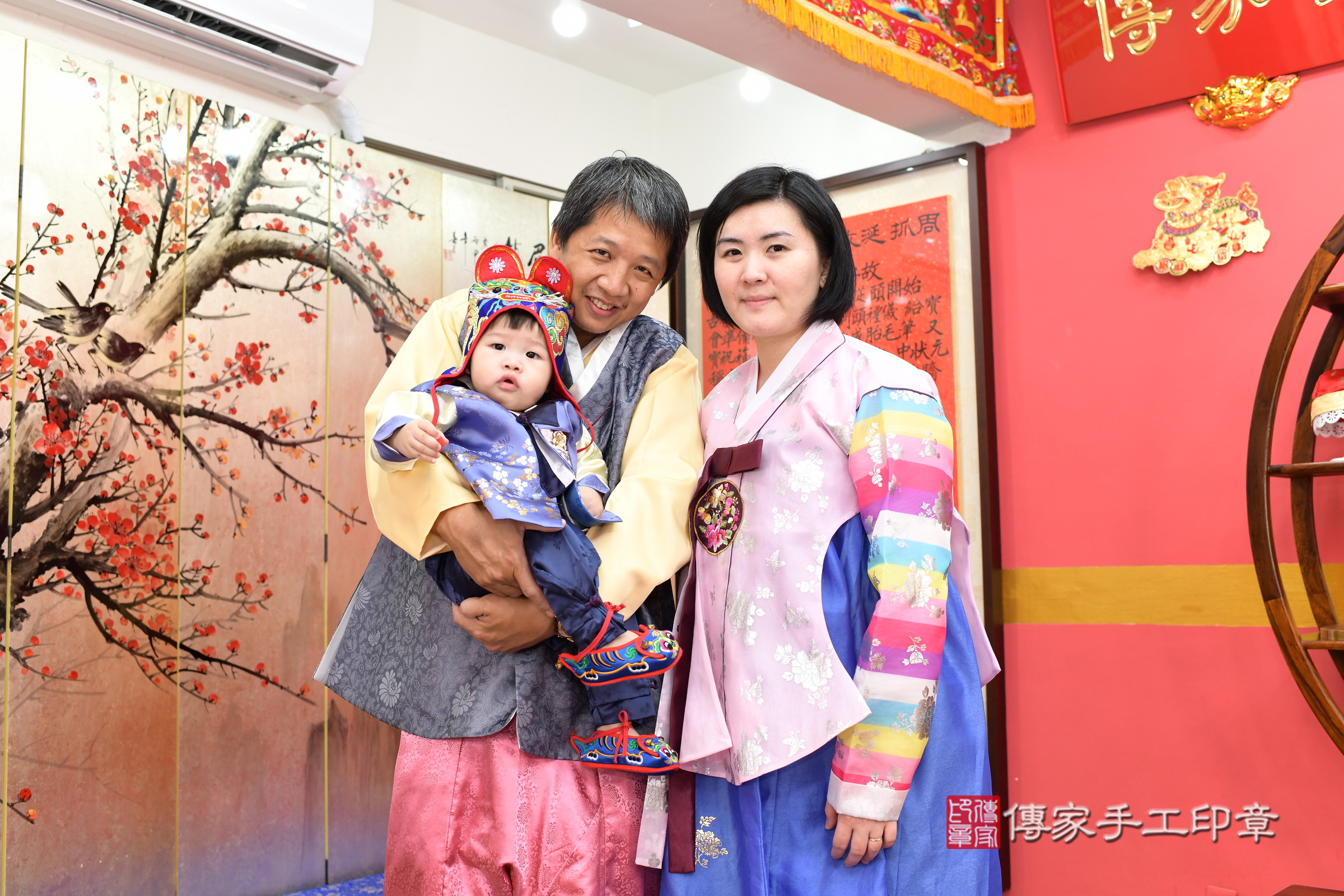 小展寶寶抓周，成人與小孩古裝禮服照。地點：傳家「新北店」古禮會場，照片4