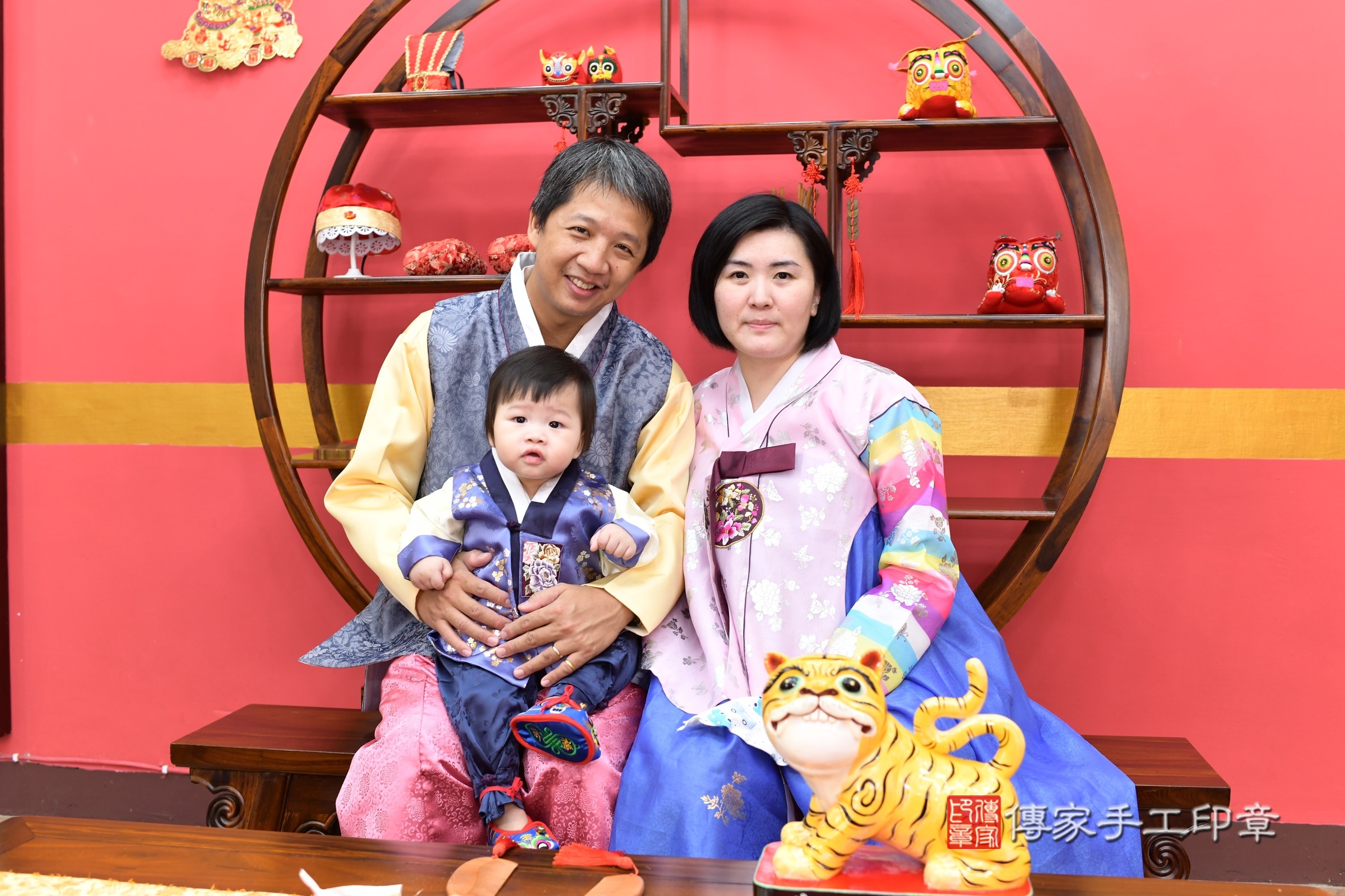 小展寶寶抓周，成人與小孩古裝禮服照。地點：傳家「新北店」古禮會場，照片1