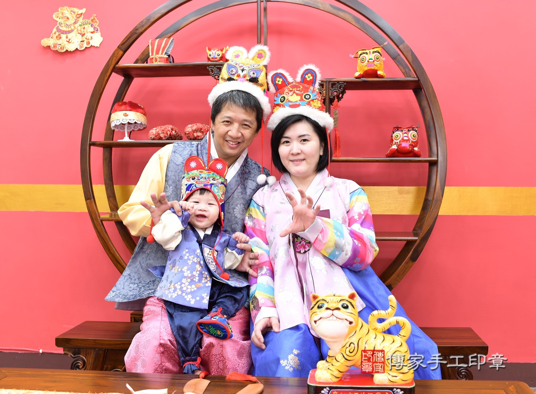 小展寶寶抓周，成人與小孩古裝禮服照。地點：傳家「新北店」古禮會場，照片2