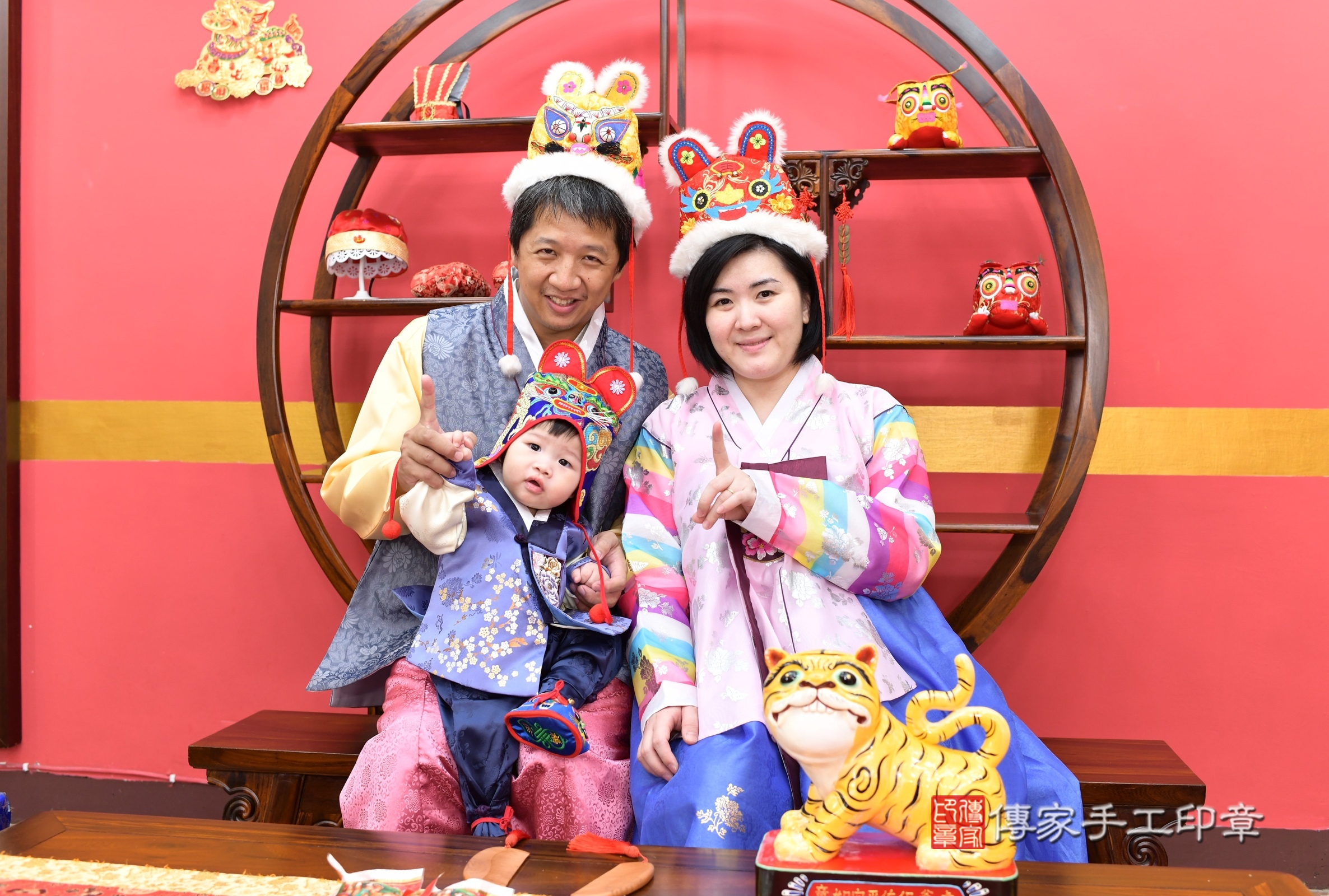 小展寶寶抓周，成人與小孩古裝禮服照。地點：傳家「新北店」古禮會場，照片3