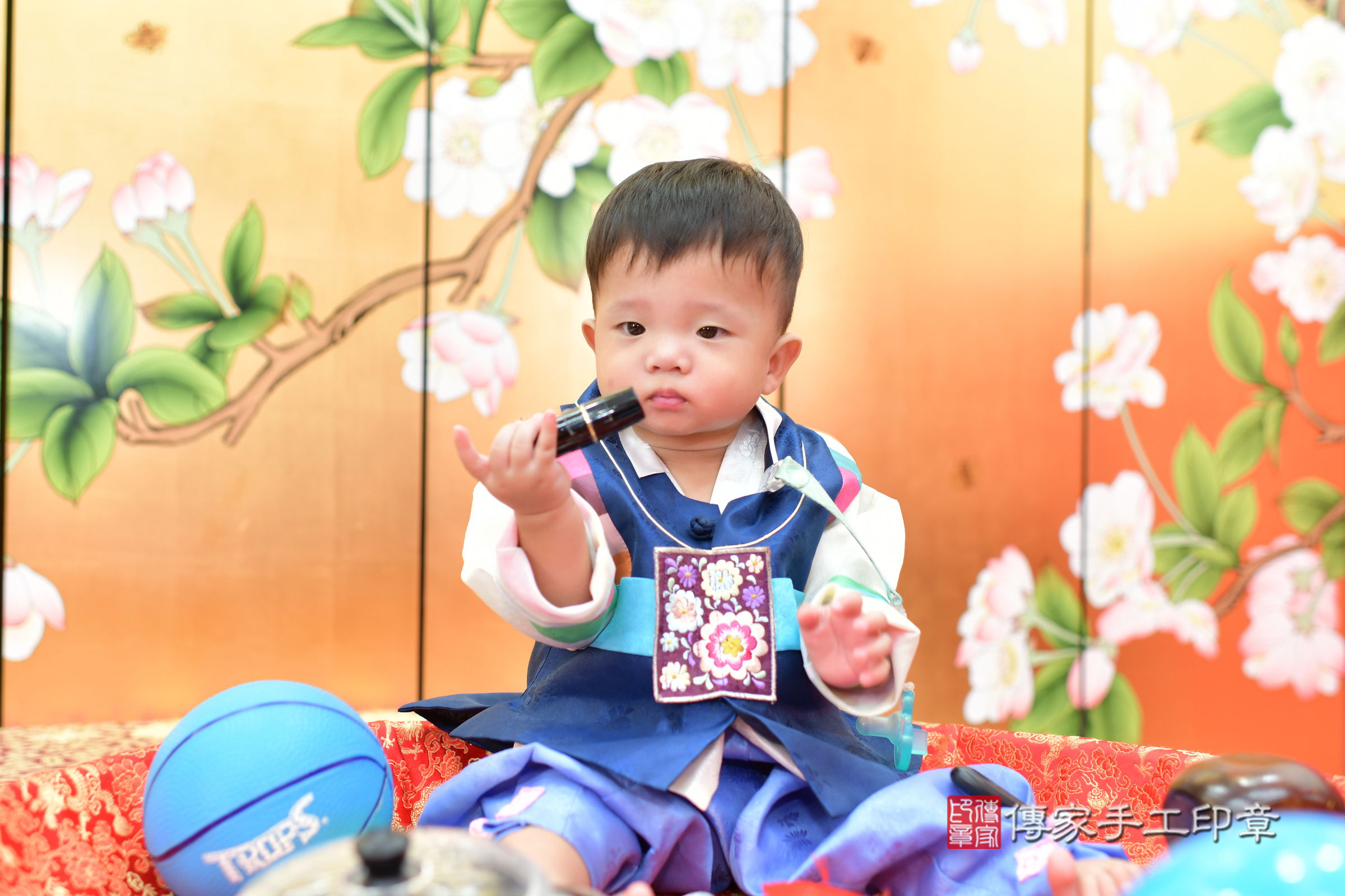 小璇寶寶和小凱寶寶抓周，小孩古裝禮服照。地點：傳家「台中店」古禮會場，照片4