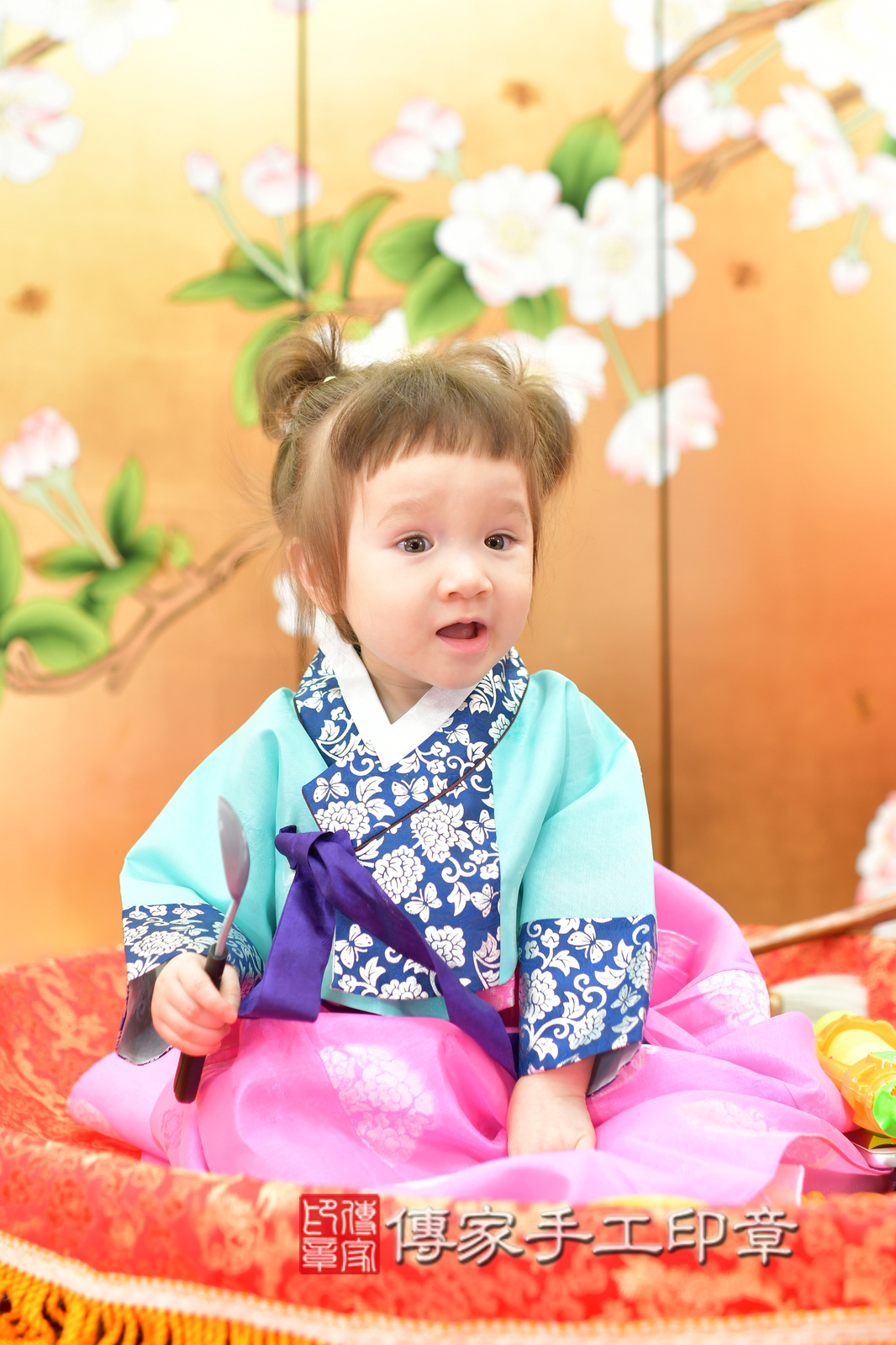 小璇寶寶和小凱寶寶抓周，小孩古裝禮服照。地點：傳家「台中店」古禮會場，照片1