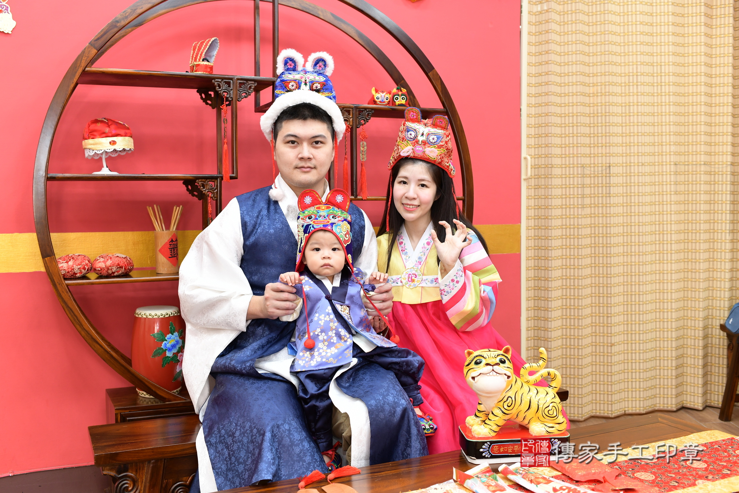 凱凱寶寶抓周，成人與小孩古裝禮服照。地點：傳家「新北店」古禮會場，照片3