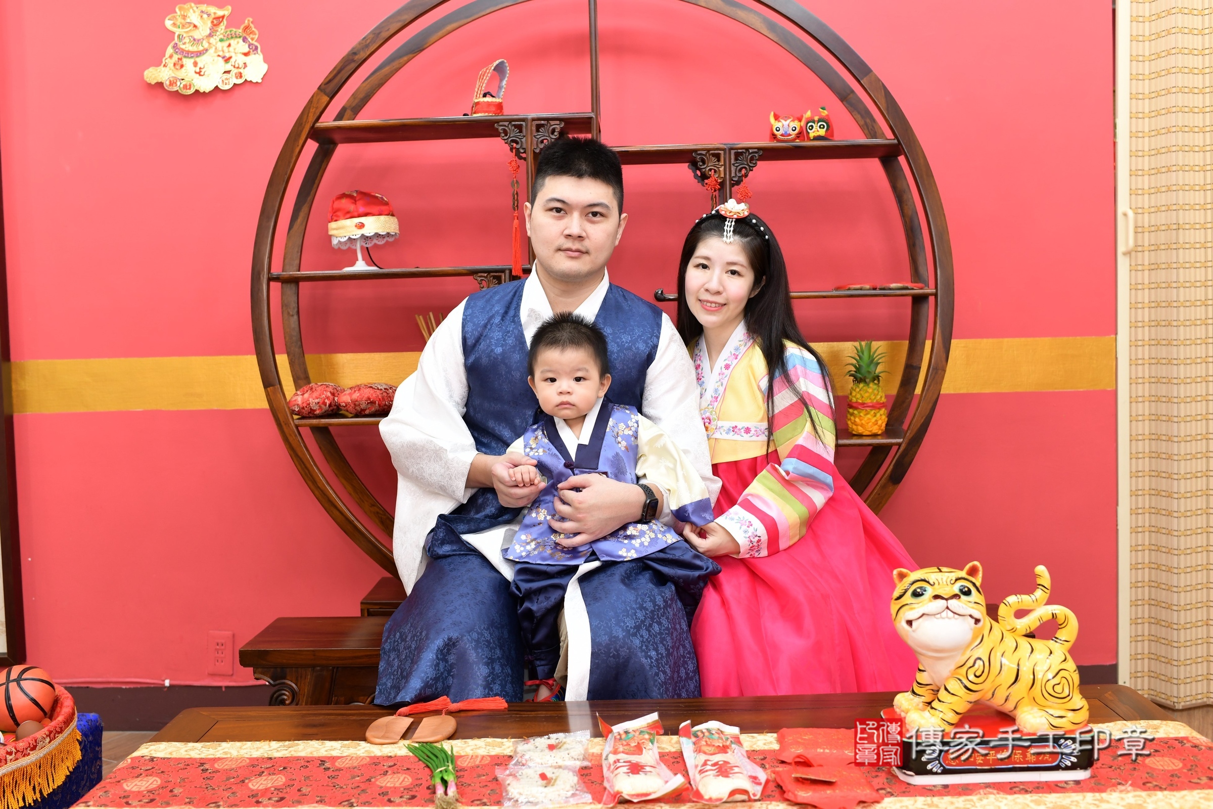 凱凱寶寶抓周，成人與小孩古裝禮服照。地點：傳家「新北店」古禮會場，照片2