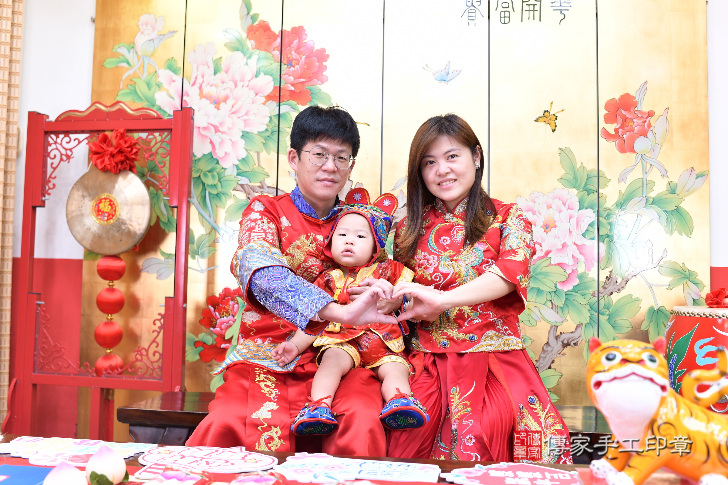 小謙寶寶抓周，成人與小孩古裝禮服照。地點：傳家「台北店」古禮會場，照片1