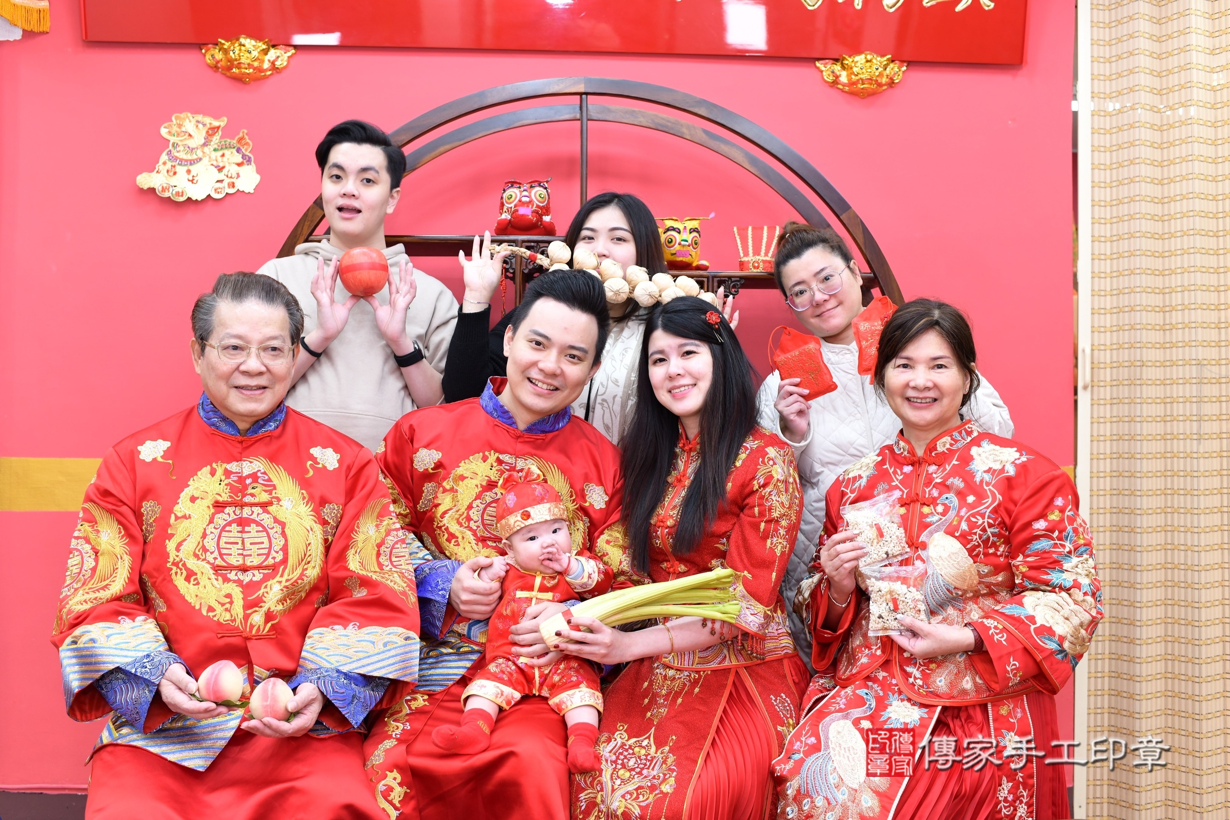 小璇寶寶收涎，成人與小孩古裝禮服照。地點：傳家「新北店」古禮會場，照片2