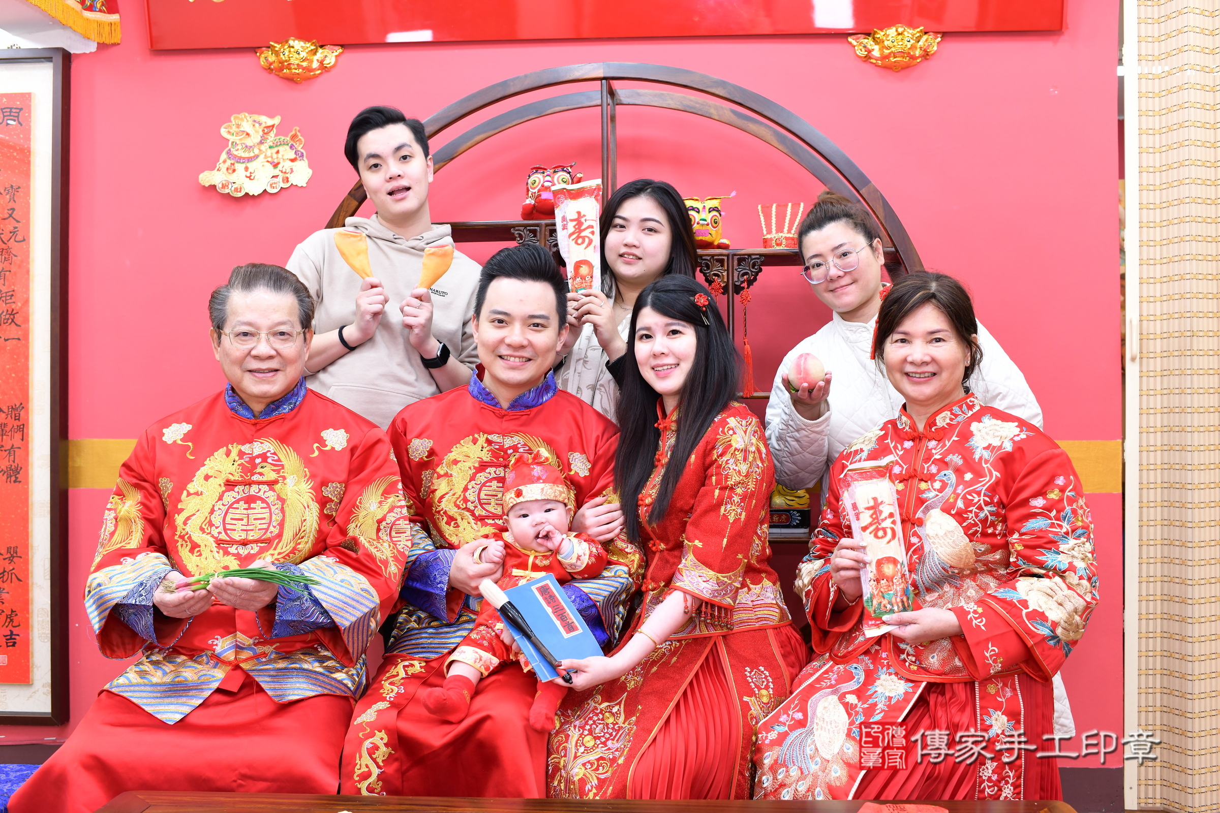 小璇寶寶收涎，成人與小孩古裝禮服照。地點：傳家「新北店」古禮會場，照片3