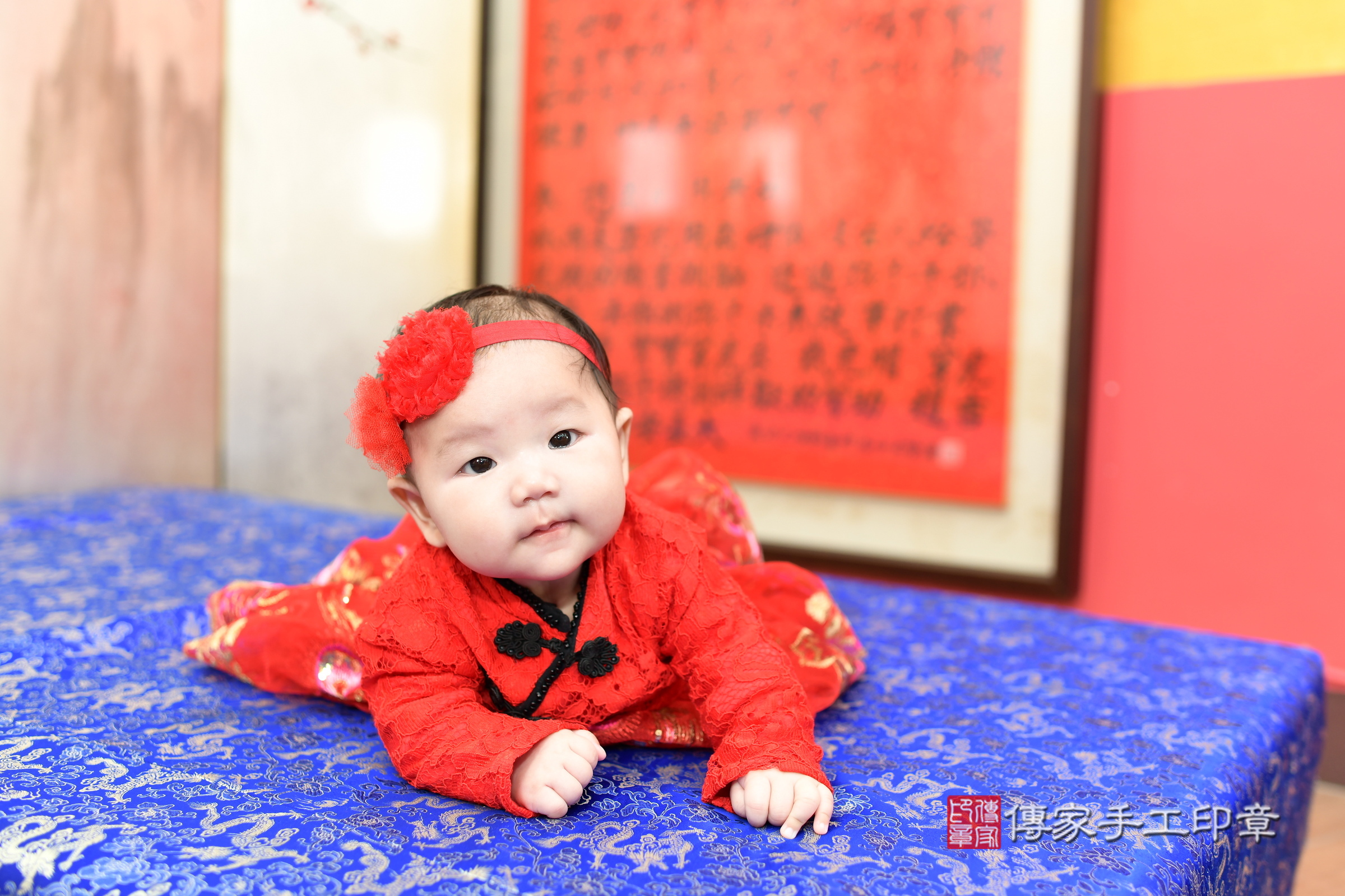 恬恬寶寶收涎，小孩古裝禮服照。地點：傳家「新北店」古禮會場，照片1