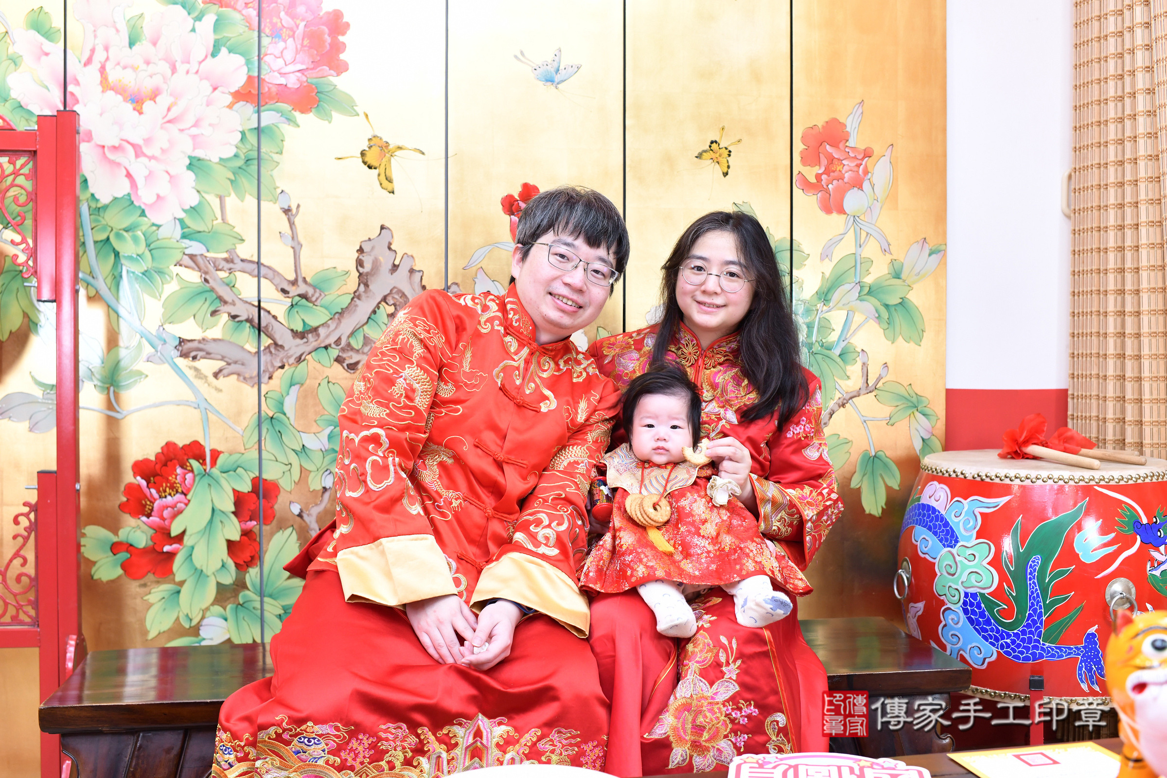 小杏寶寶收涎，成人與小孩古裝禮服照。地點：傳家「台北店」古禮會場，照片4