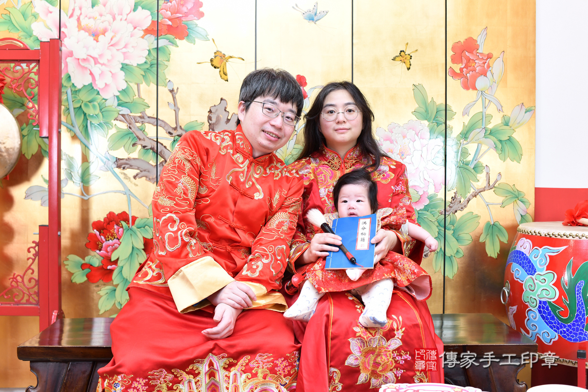 小杏寶寶收涎，成人與小孩古裝禮服照。地點：傳家「台北店」古禮會場，照片3