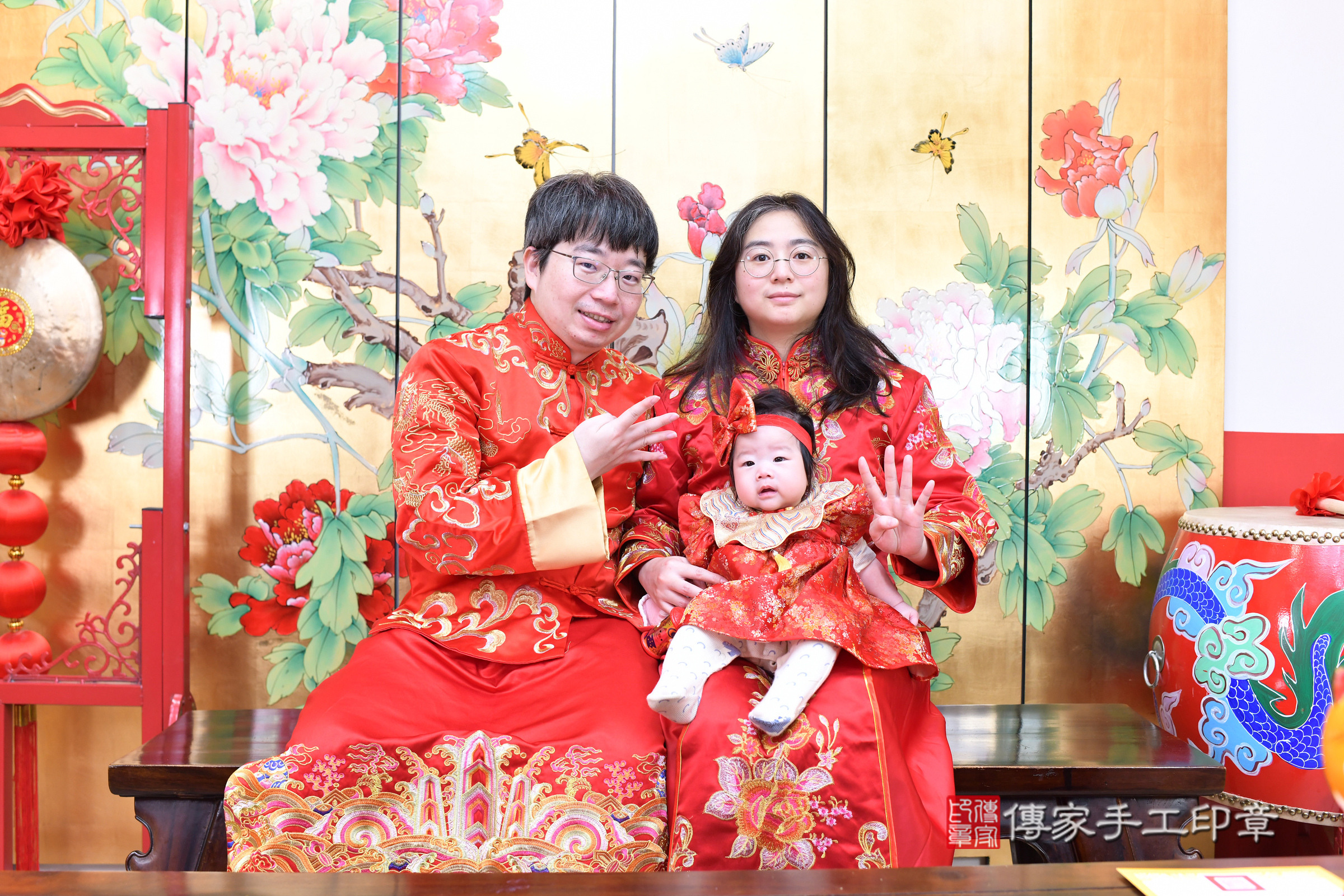 小杏寶寶收涎，成人與小孩古裝禮服照。地點：傳家「台北店」古禮會場，照片2