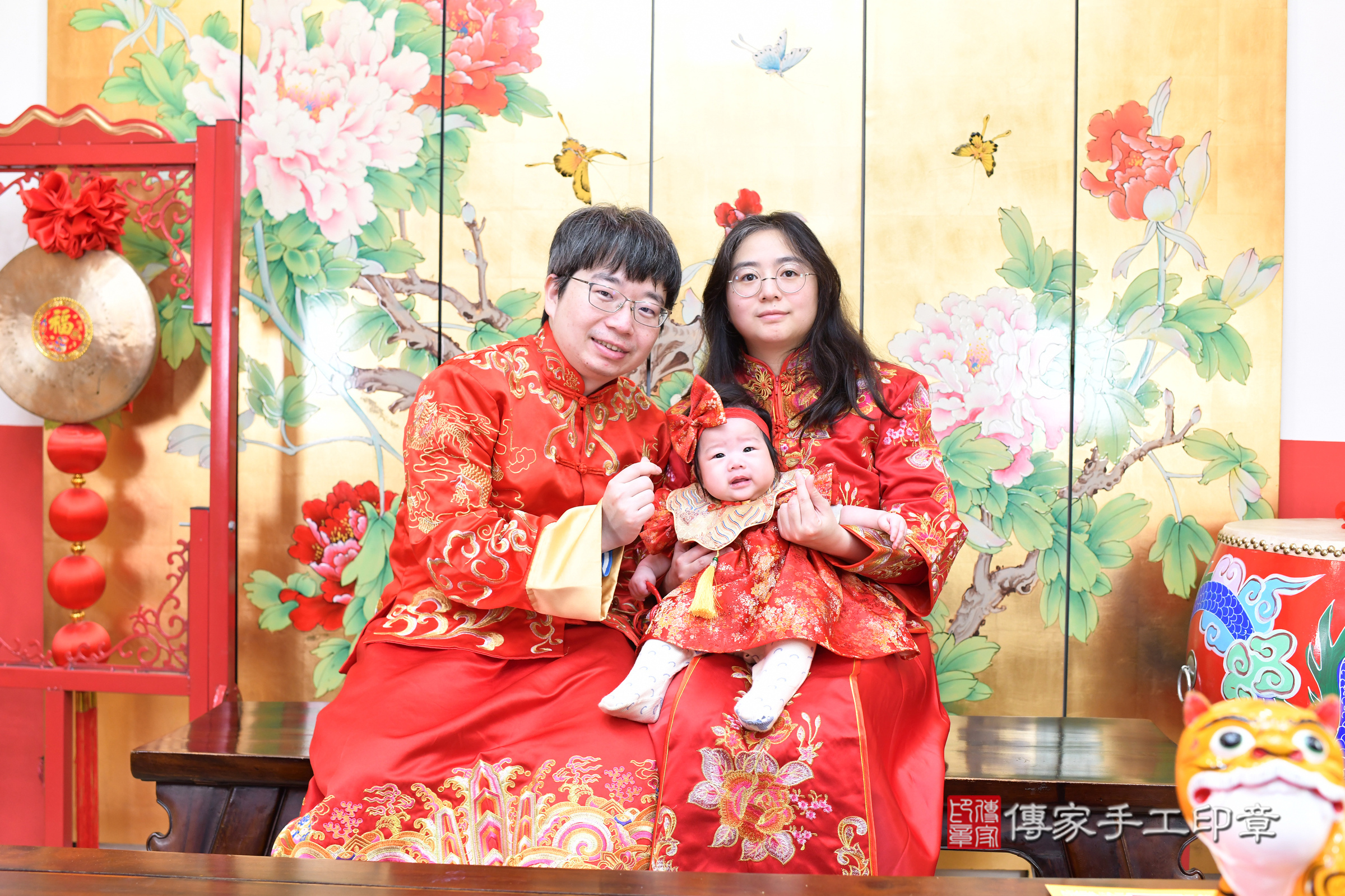 小杏寶寶收涎，成人與小孩古裝禮服照。地點：傳家「台北店」古禮會場，照片1
