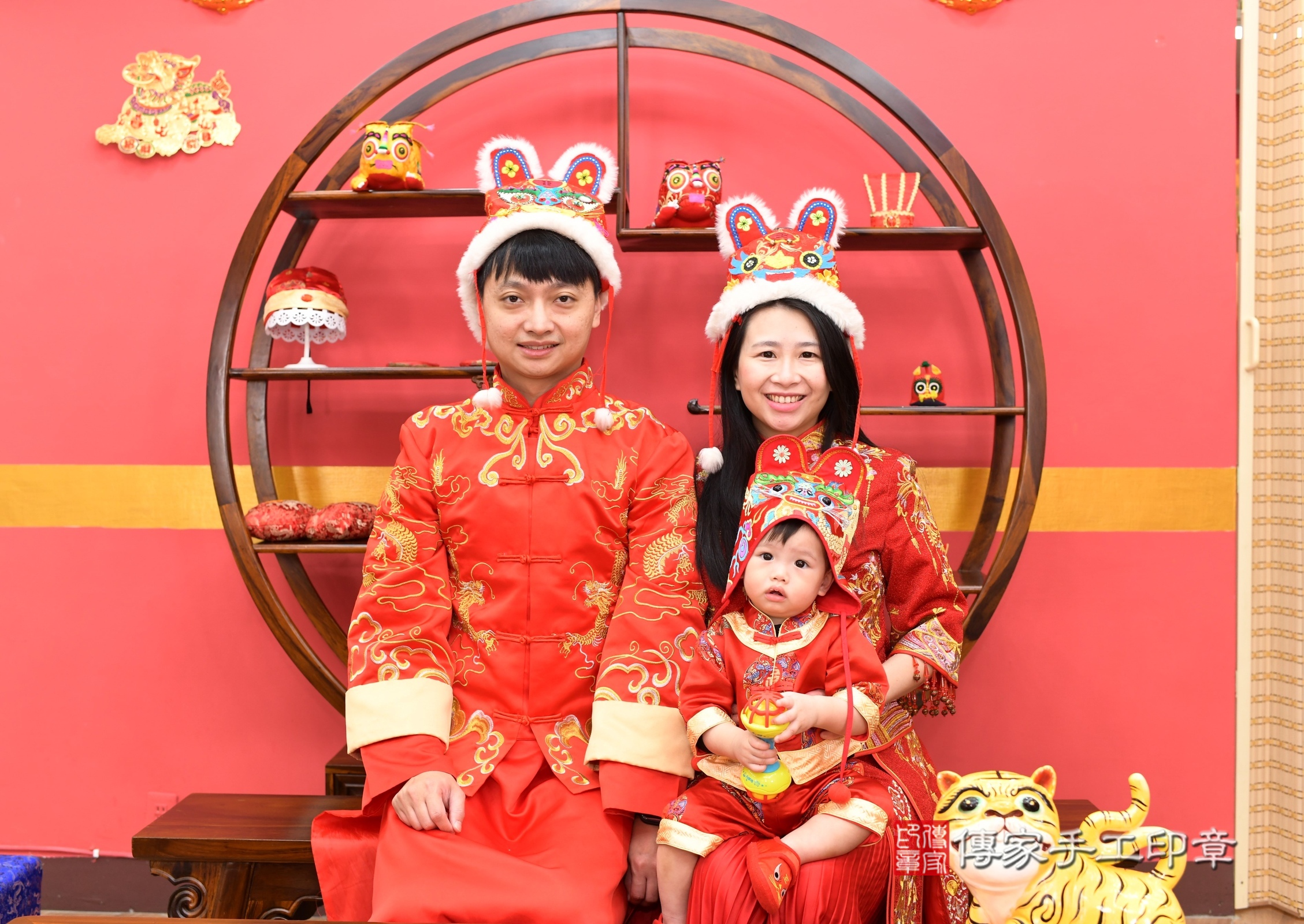 小方寶寶抓周，成人與小孩古裝禮服照。地點：傳家「新北店」古禮會場，照片3
