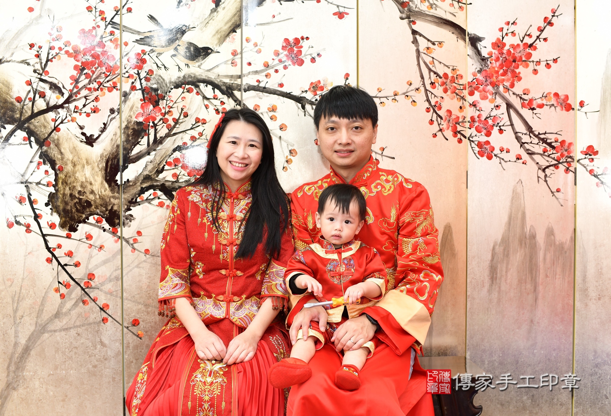 小方寶寶抓周，成人與小孩古裝禮服照。地點：傳家「新北店」古禮會場，照片1