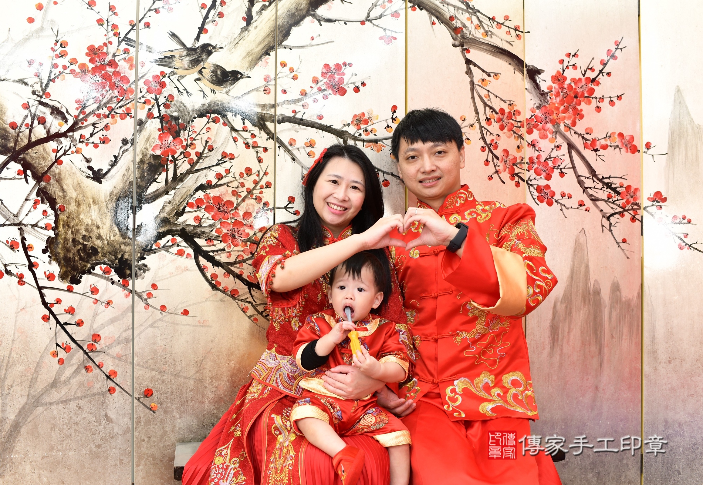 小方寶寶抓周，成人與小孩古裝禮服照。地點：傳家「新北店」古禮會場，照片2