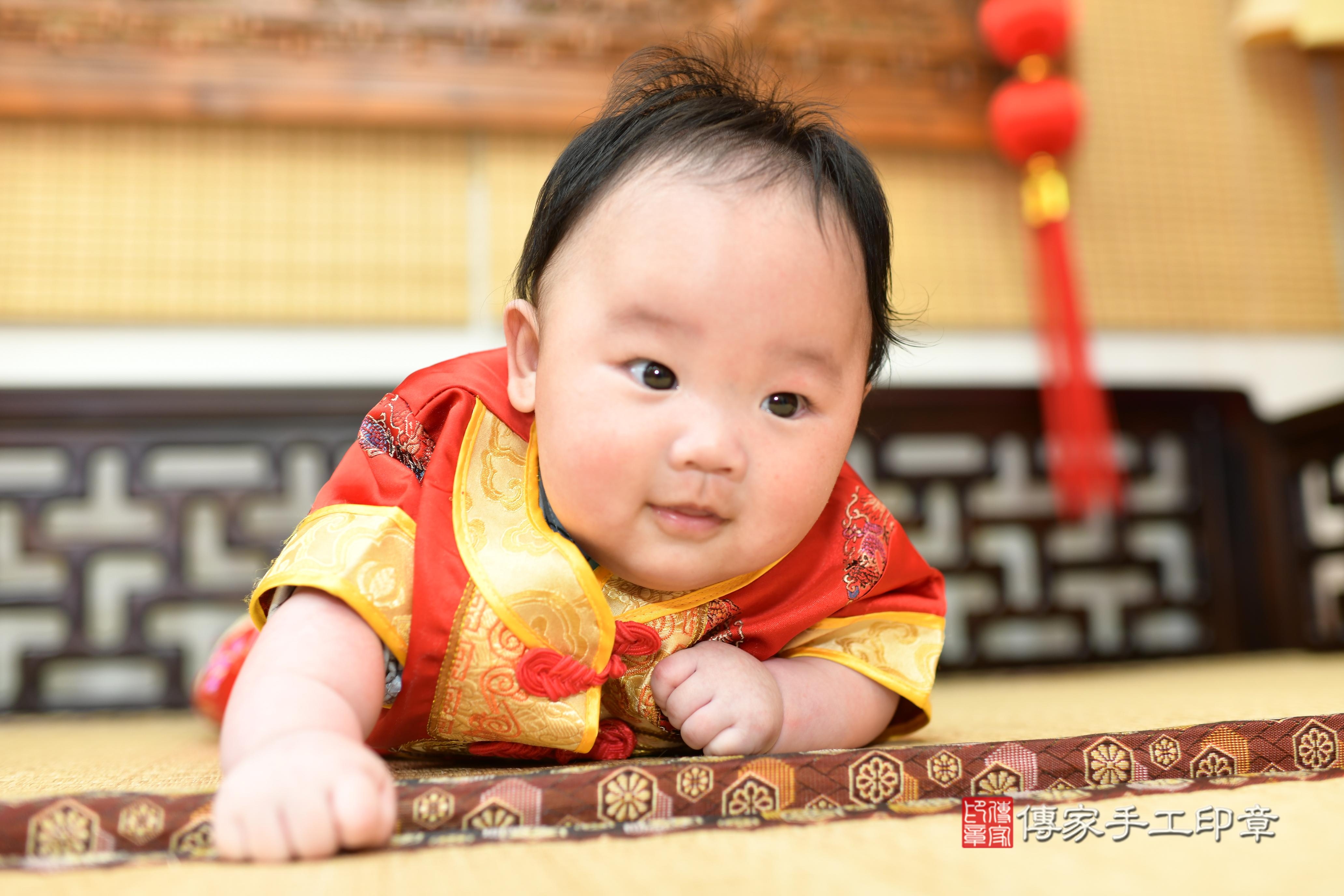 睿睿寶貝收涎，小孩古裝禮服照。地點：傳家「台南店」古禮會場