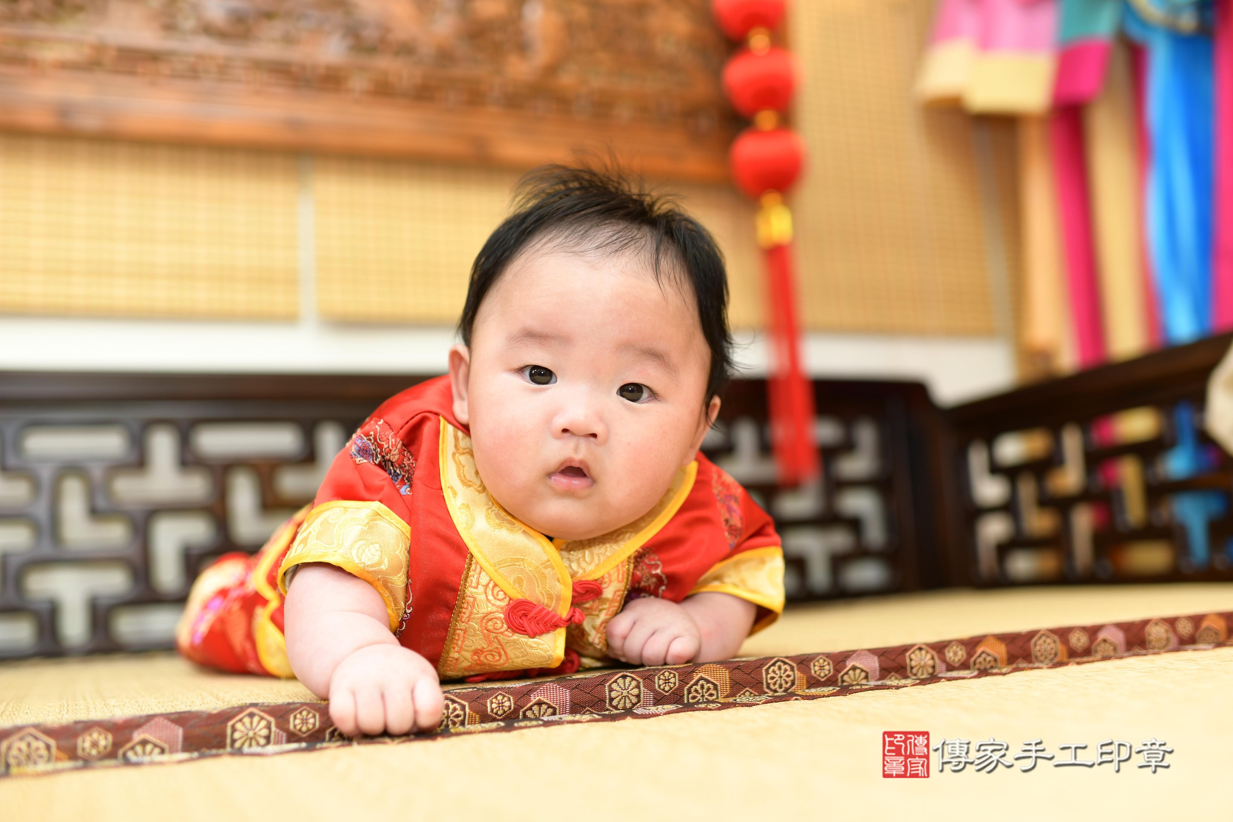 睿睿寶貝收涎，小孩古裝禮服照。地點：傳家「台南店」古禮會場