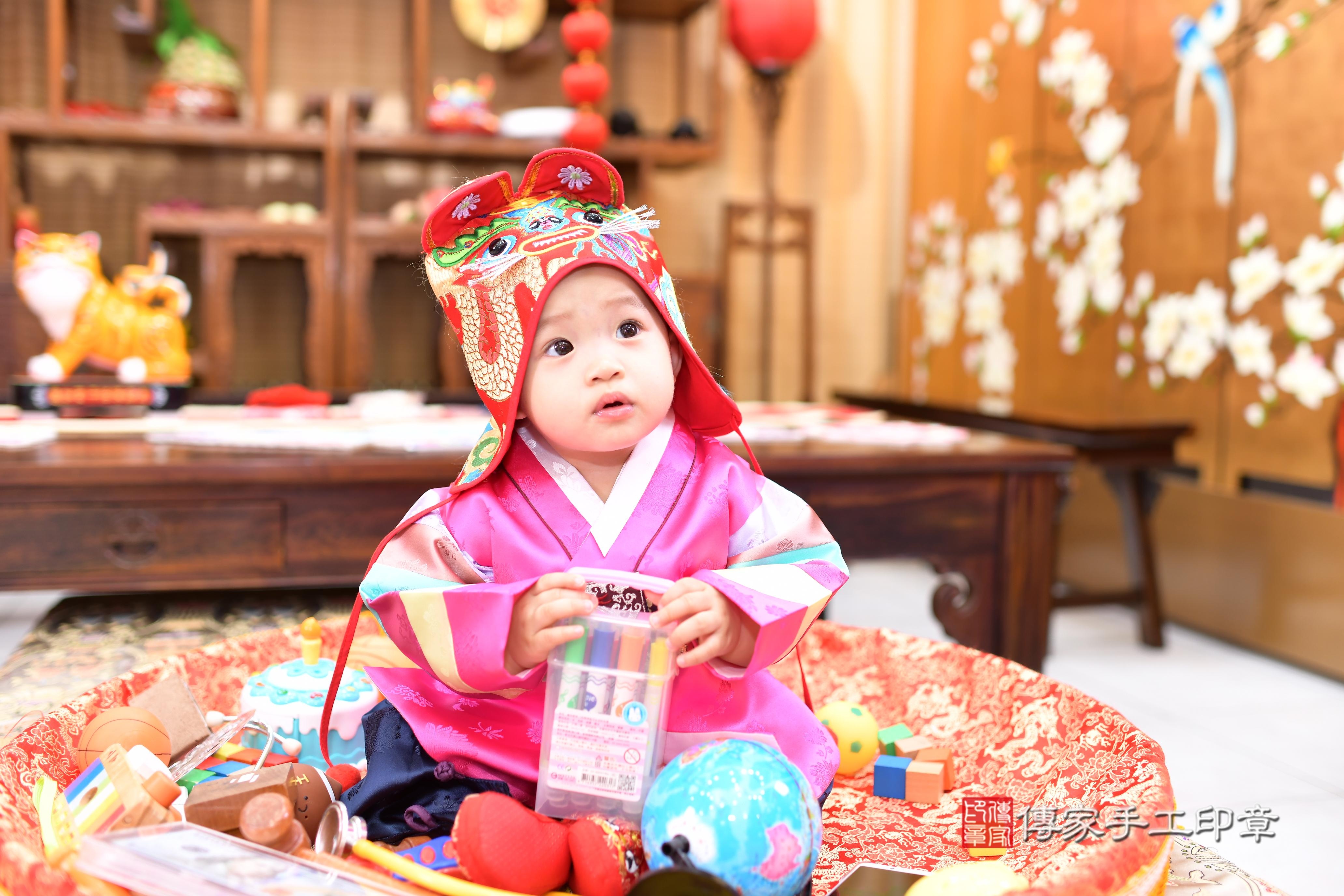 彤彤寶貝抓周，小孩古裝禮服照。地點：傳家「台南店」古禮會場