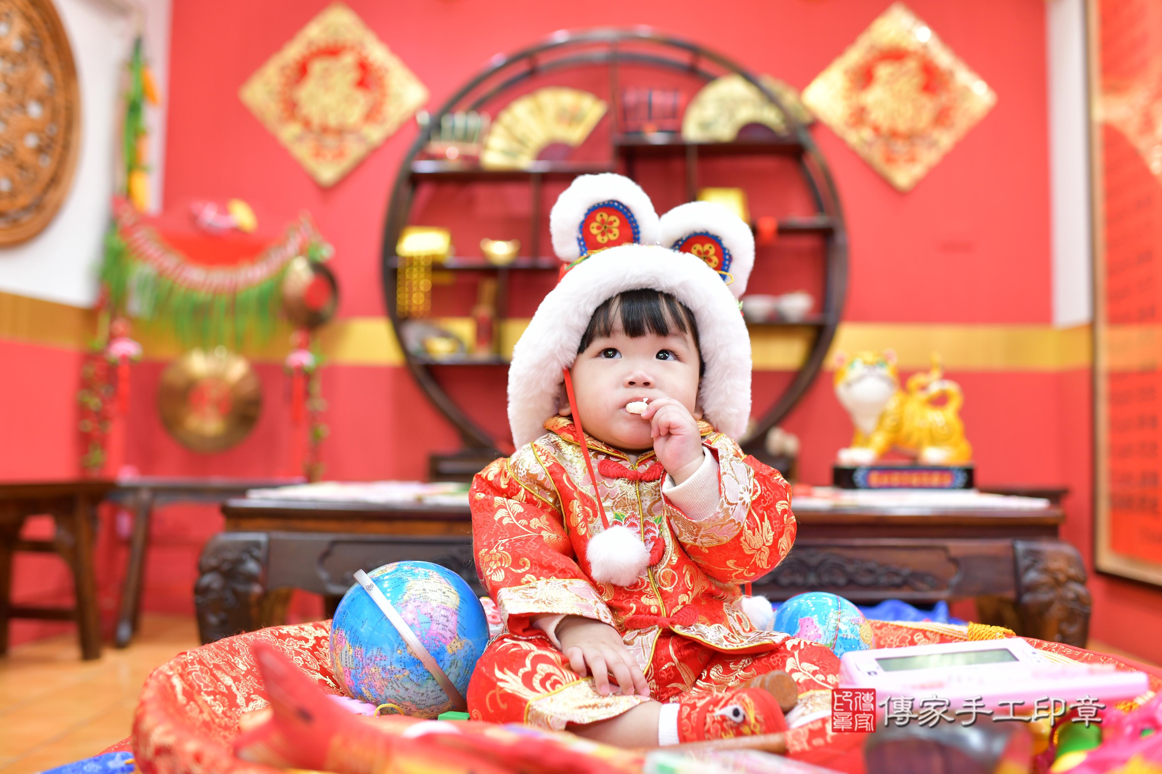晨晨寶貝抓周，小孩古裝禮服照。地點：傳家「桃園店」古禮會場
