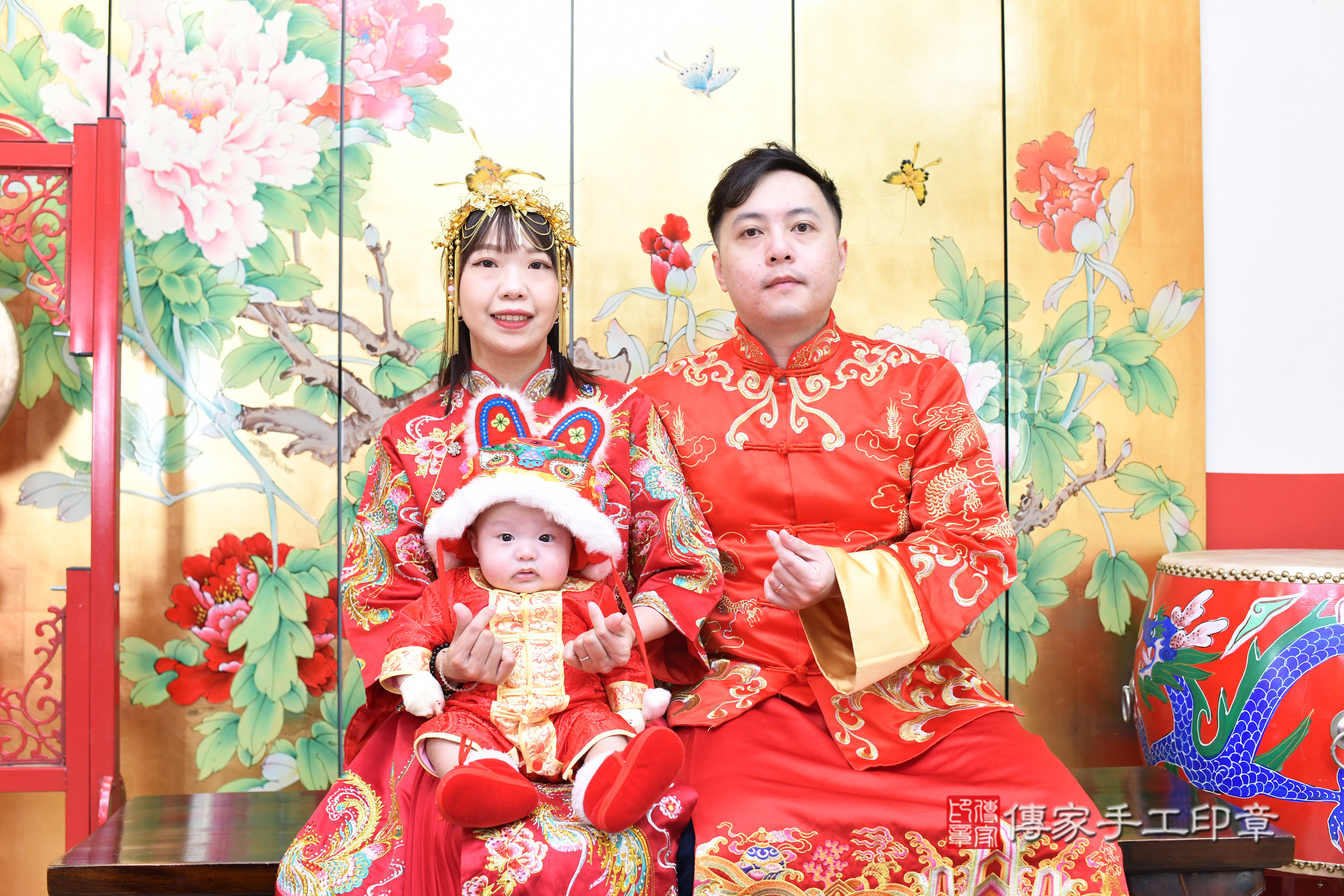 小駿寶寶收涎，成人與小孩古裝禮服照。地點：傳家「台北店」古禮會場，照片2